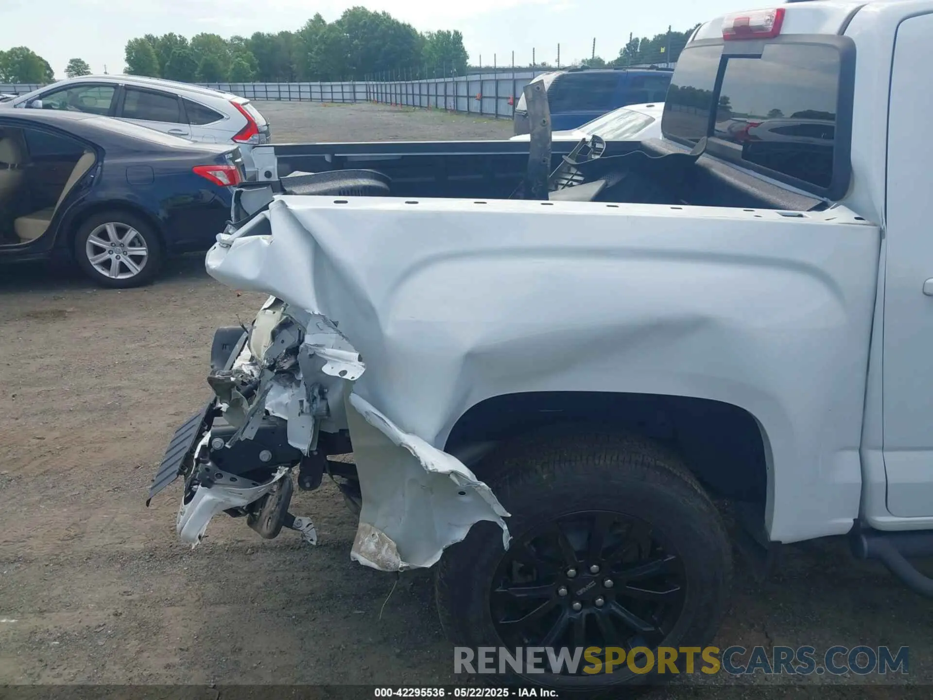 17 Photograph of a damaged car 1GTG5CEN0N1201355 GMC CANYON 2022