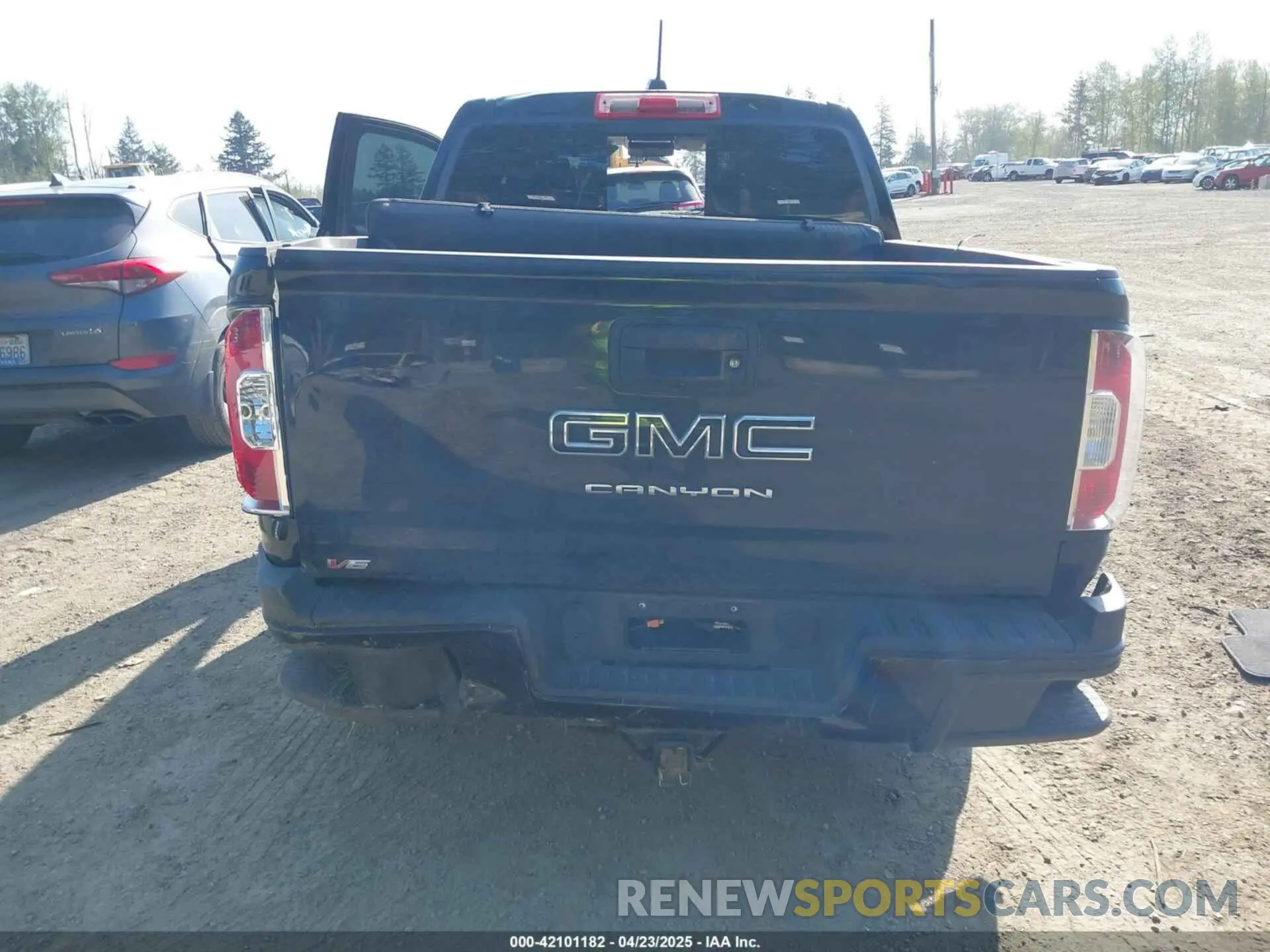 16 Photograph of a damaged car 1GTG6CEN1N1322229 GMC CANYON 2022
