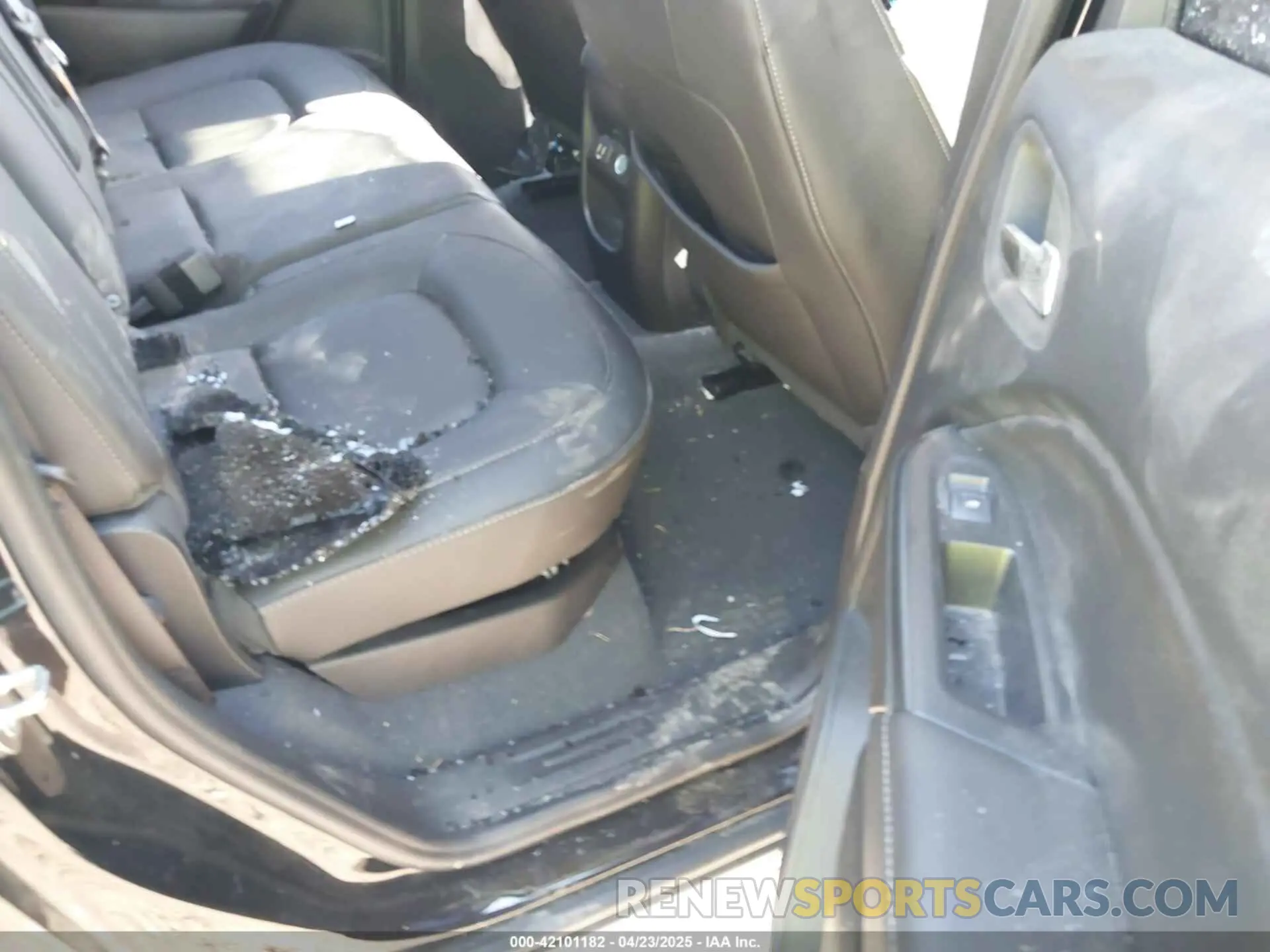8 Photograph of a damaged car 1GTG6CEN1N1322229 GMC CANYON 2022