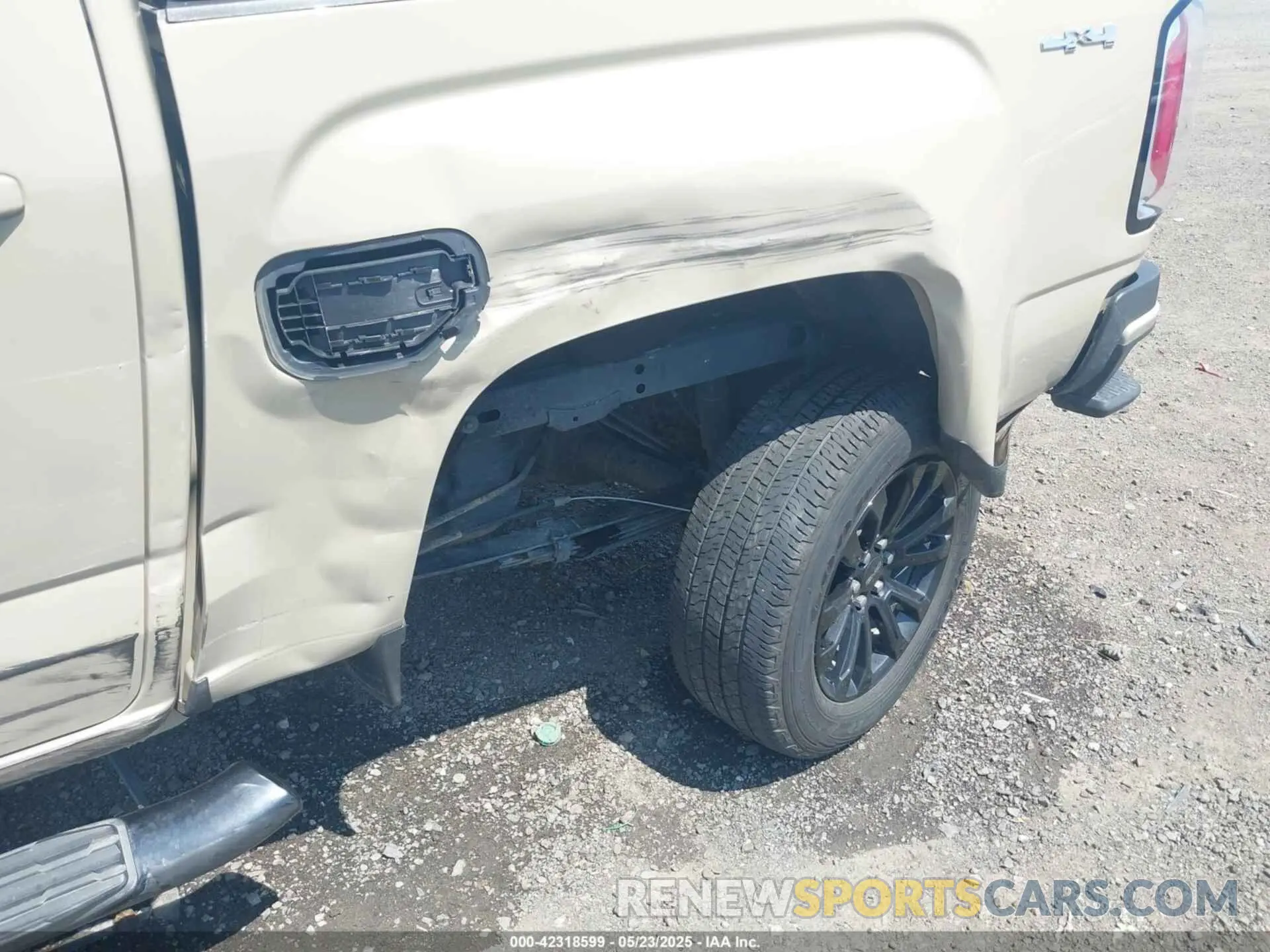 18 Photograph of a damaged car 1GTG6CEN7N1255314 GMC CANYON 2022