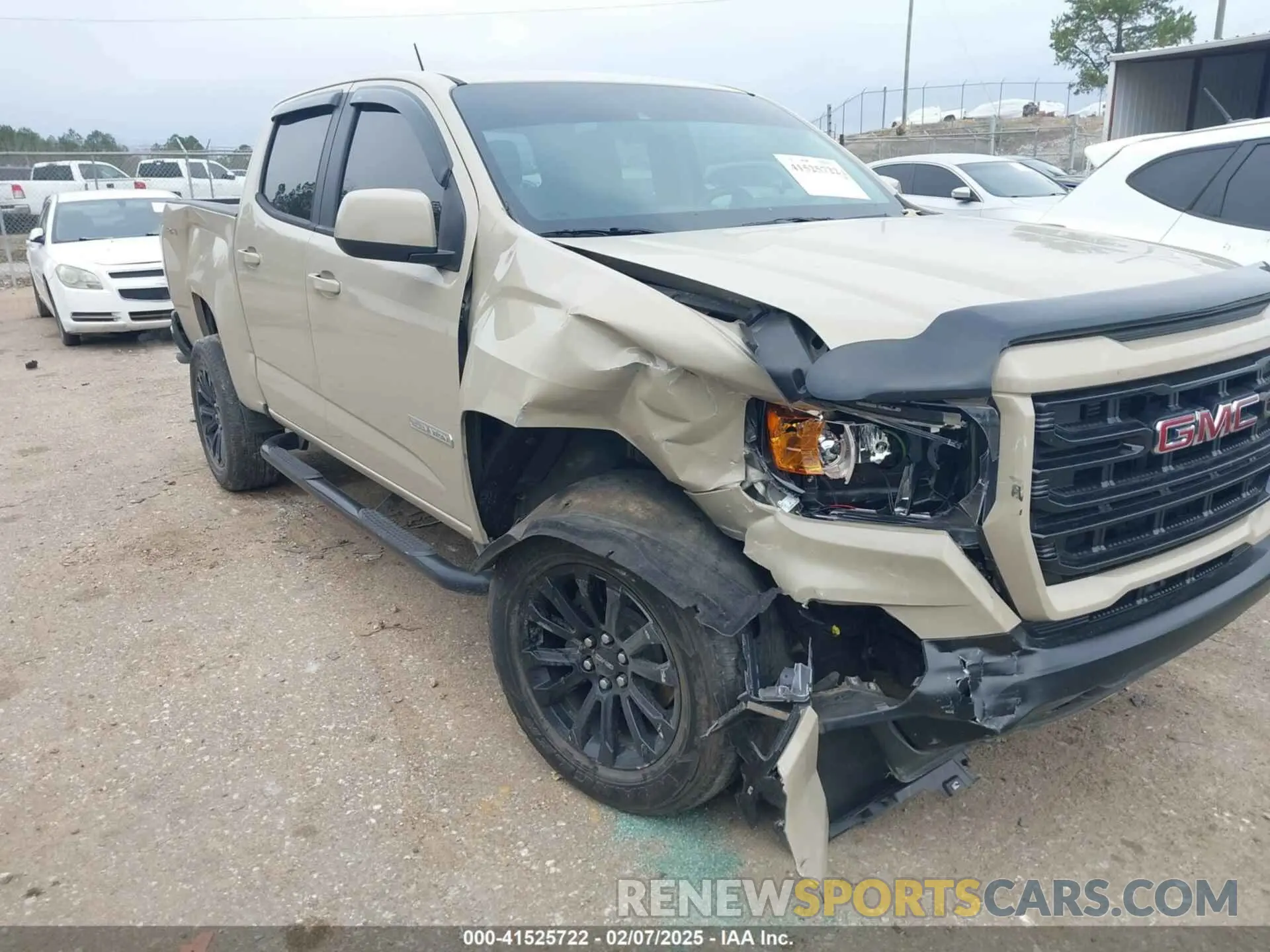 17 Photograph of a damaged car 1GTG6CENXN1143350 GMC CANYON 2022