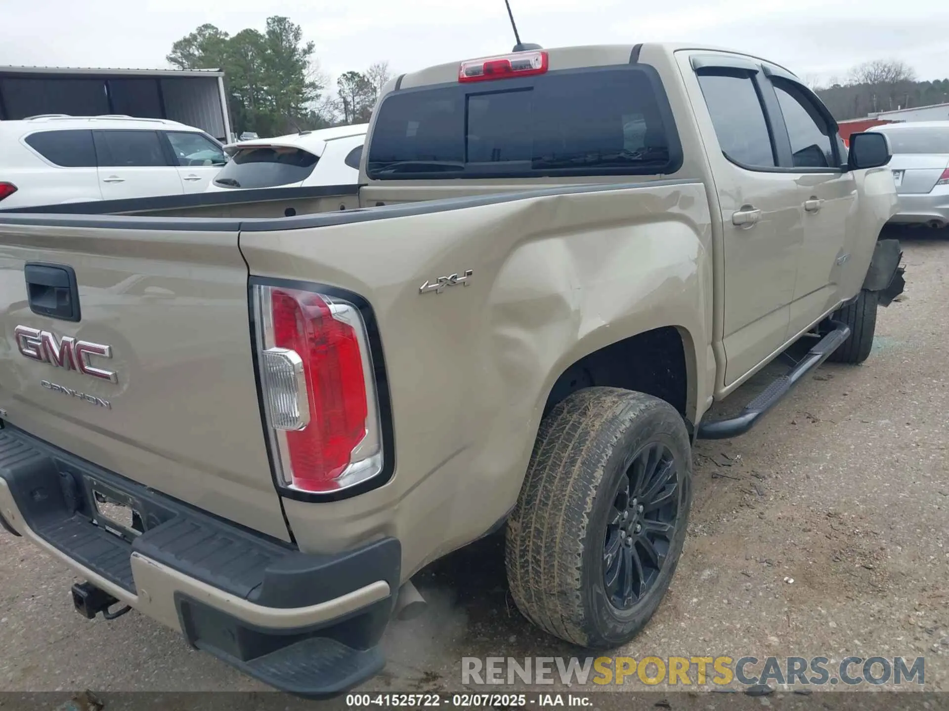 19 Photograph of a damaged car 1GTG6CENXN1143350 GMC CANYON 2022