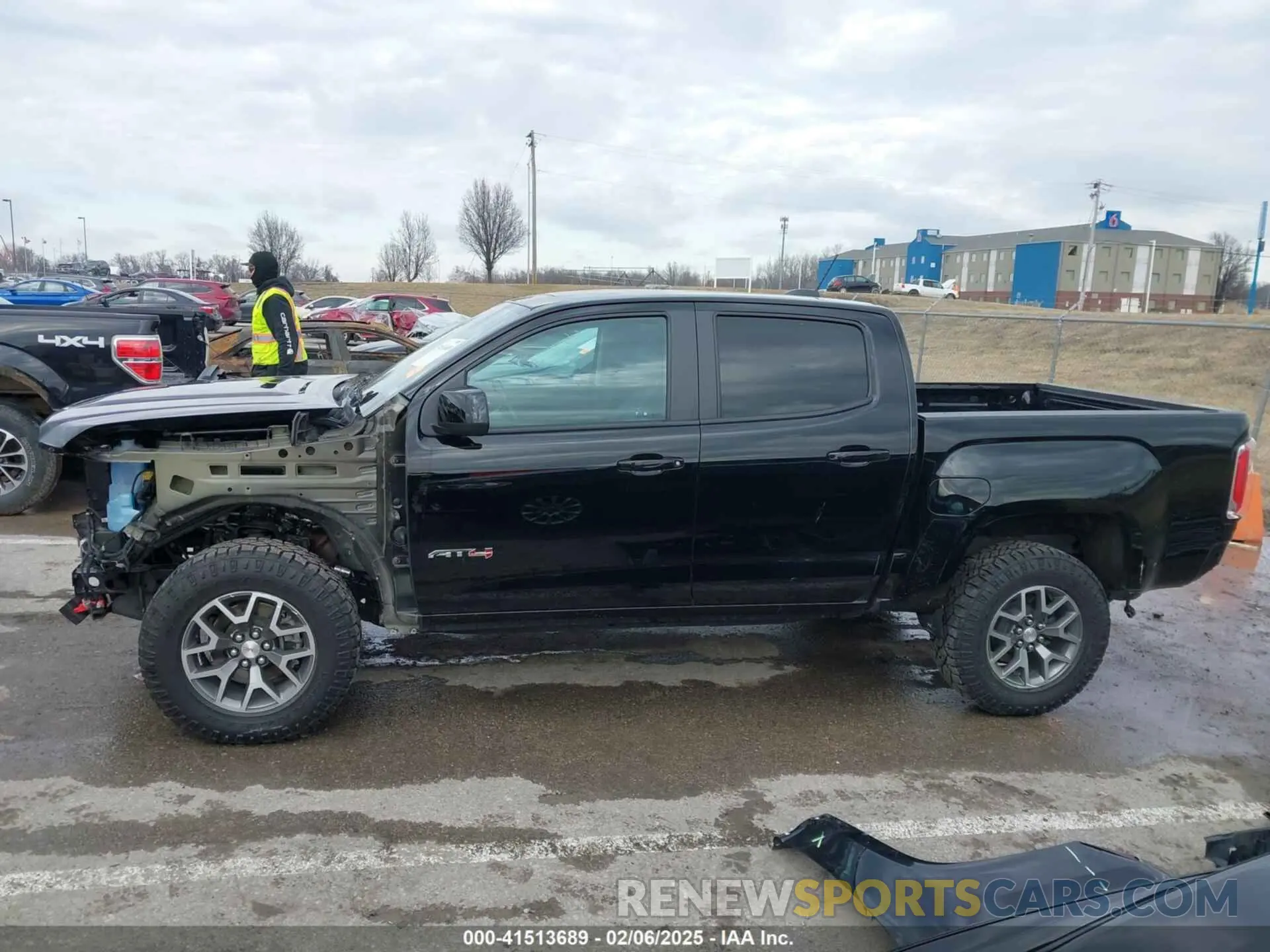 15 Photograph of a damaged car 1GTG6FEN0N1249453 GMC CANYON 2022