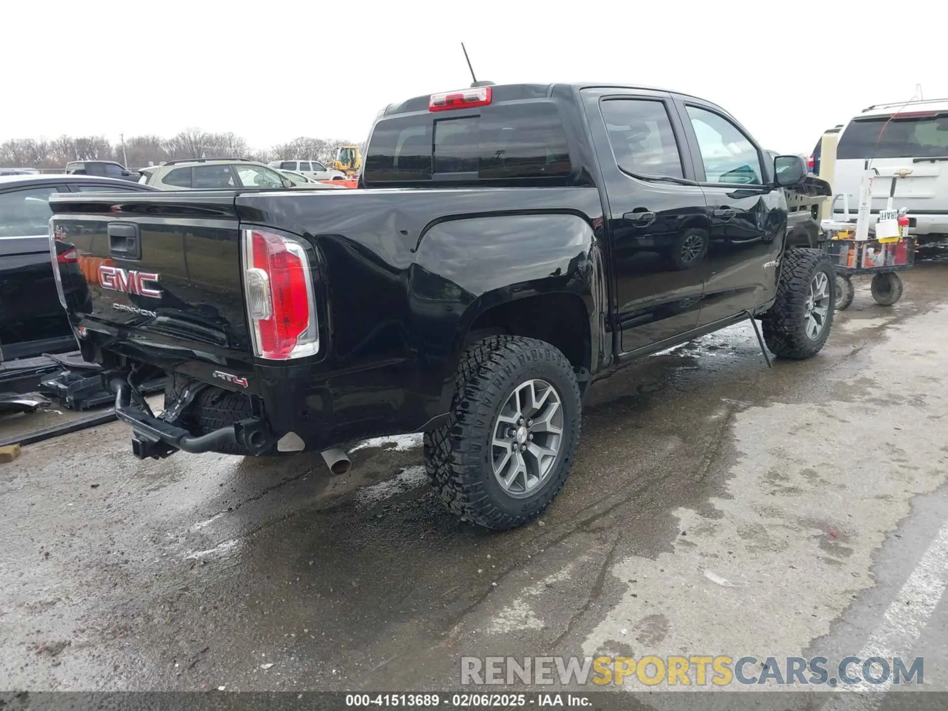 4 Photograph of a damaged car 1GTG6FEN0N1249453 GMC CANYON 2022