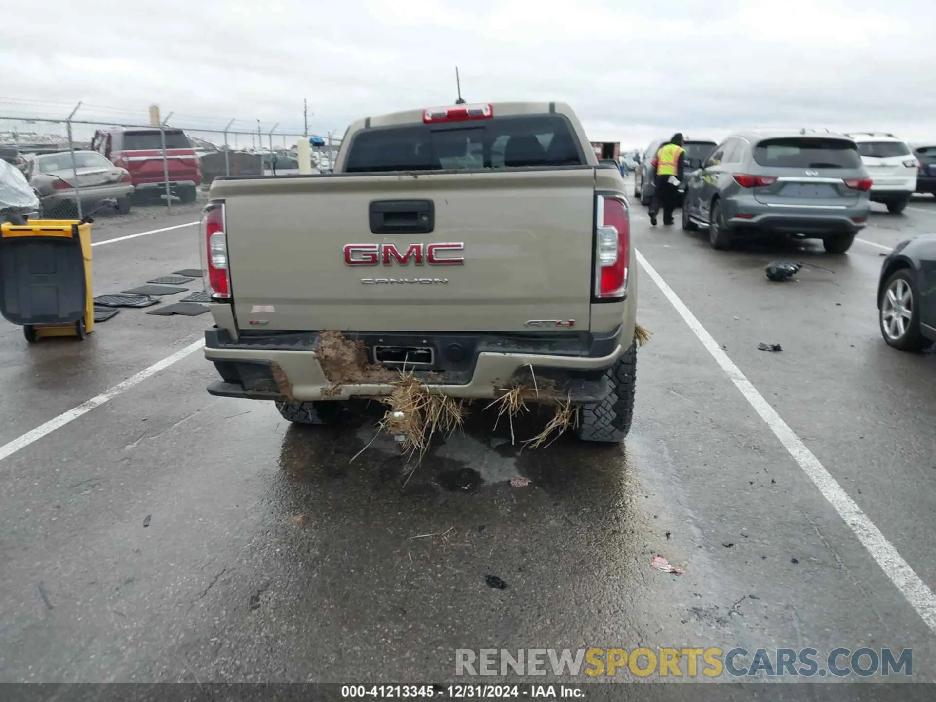 16 Photograph of a damaged car 1GTG6FEN0N1334129 GMC CANYON 2022