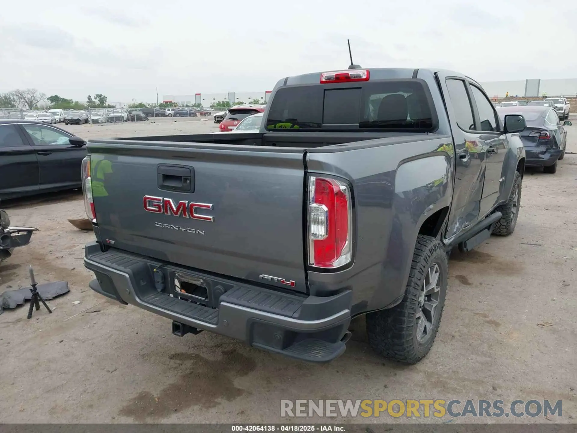 4 Photograph of a damaged car 1GTG6FEN1N1151760 GMC CANYON 2022