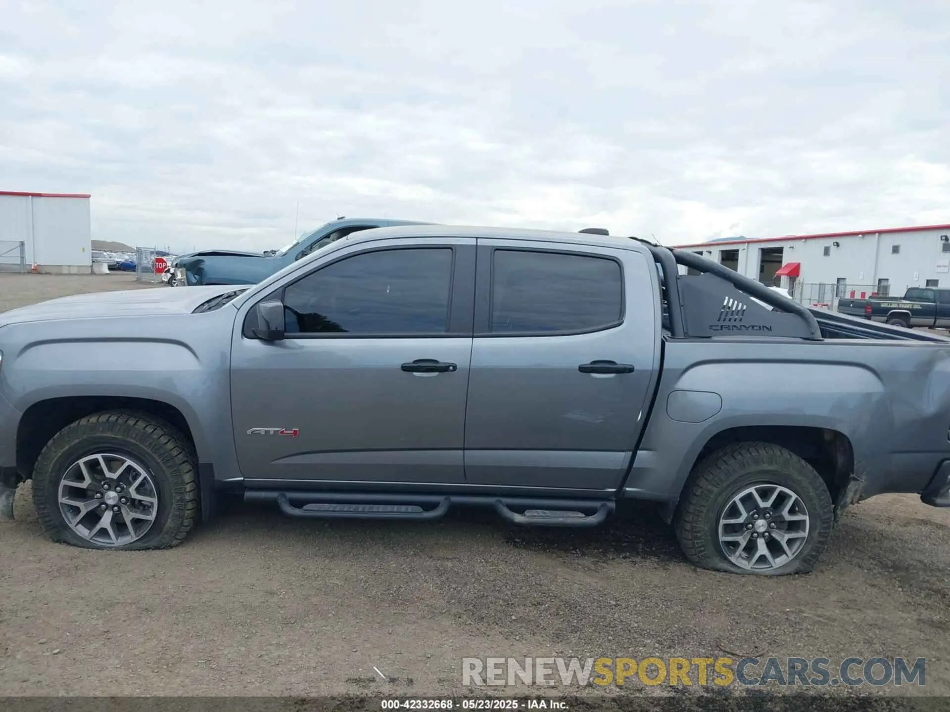 14 Photograph of a damaged car 1GTG6FEN2N1124793 GMC CANYON 2022