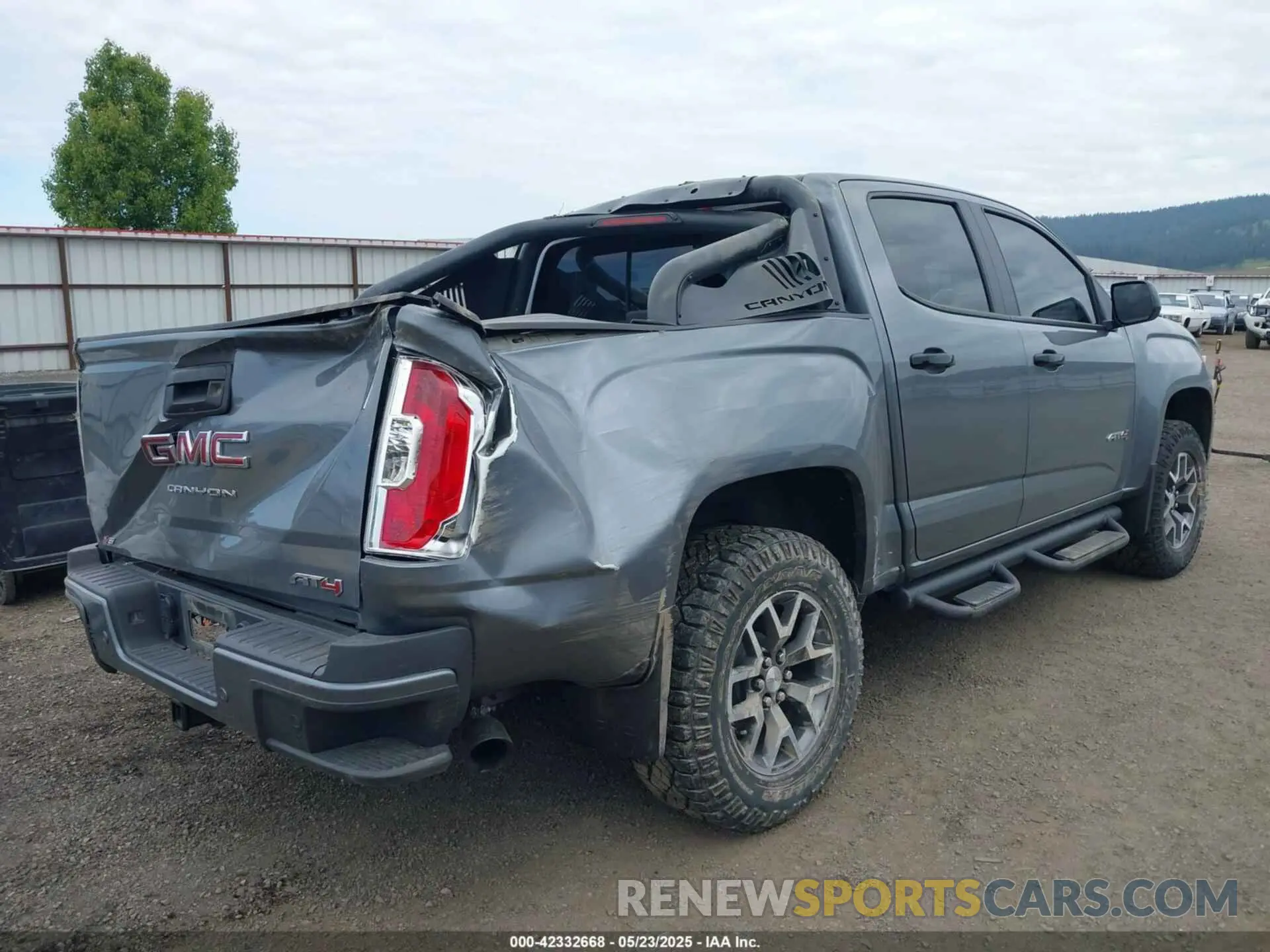4 Photograph of a damaged car 1GTG6FEN2N1124793 GMC CANYON 2022
