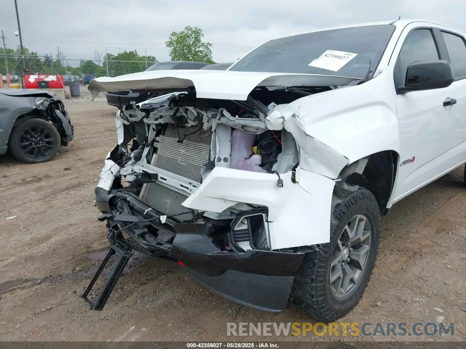 6 Photograph of a damaged car 1GTG6FEN3N1233800 GMC CANYON 2022