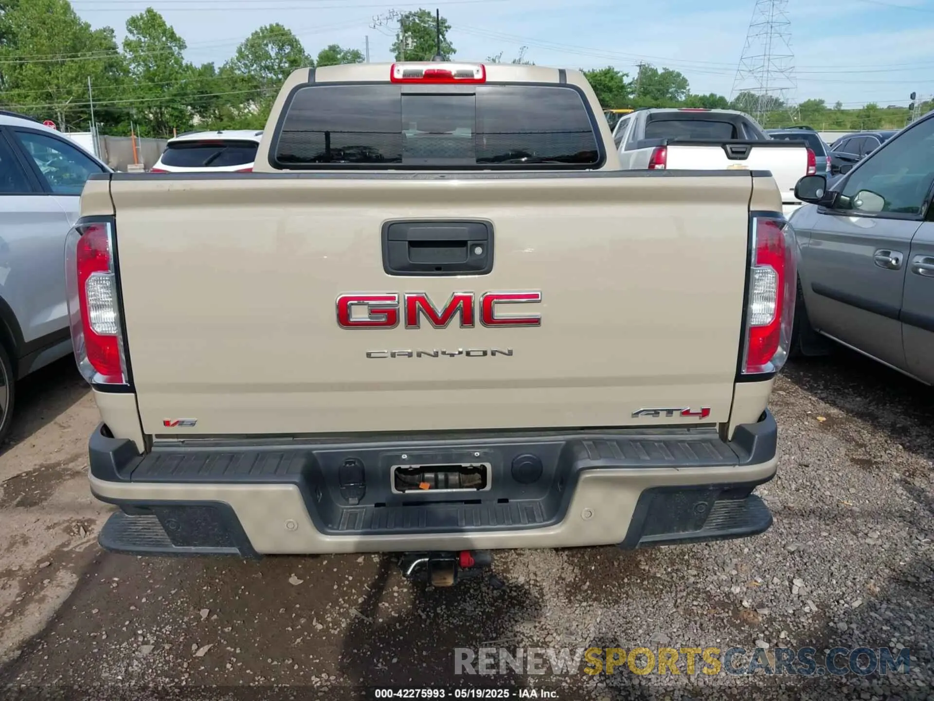 17 Photograph of a damaged car 1GTG6FEN4N1241050 GMC CANYON 2022