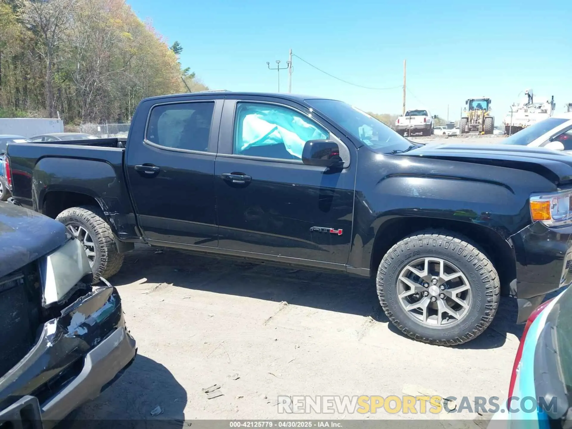 13 Photograph of a damaged car 1GTG6FEN5N1158498 GMC CANYON 2022