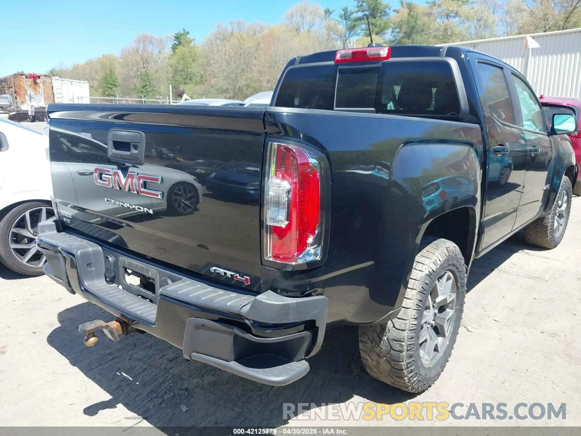 4 Photograph of a damaged car 1GTG6FEN5N1158498 GMC CANYON 2022