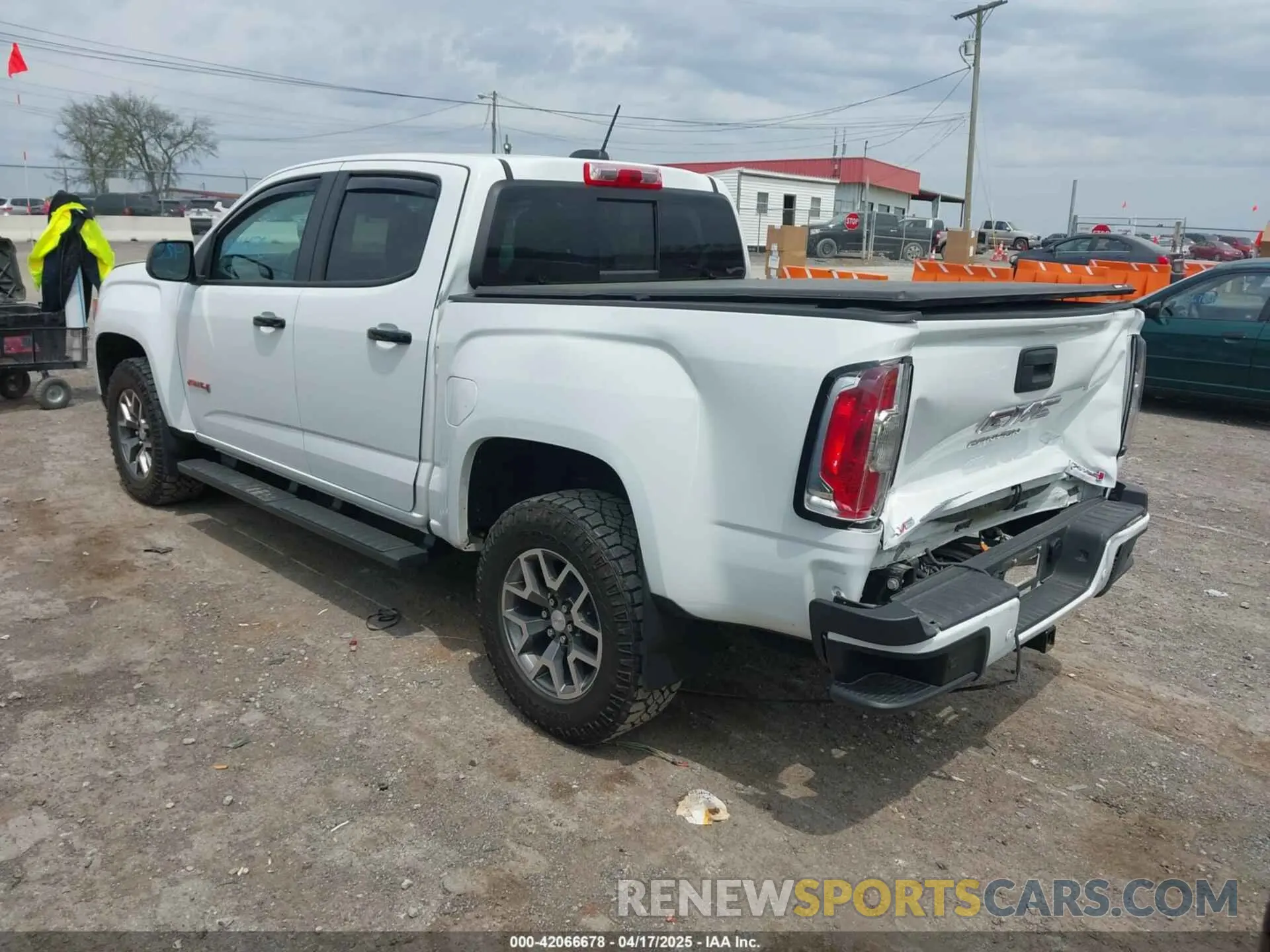 3 Photograph of a damaged car 1GTG6FEN9N1330466 GMC CANYON 2022