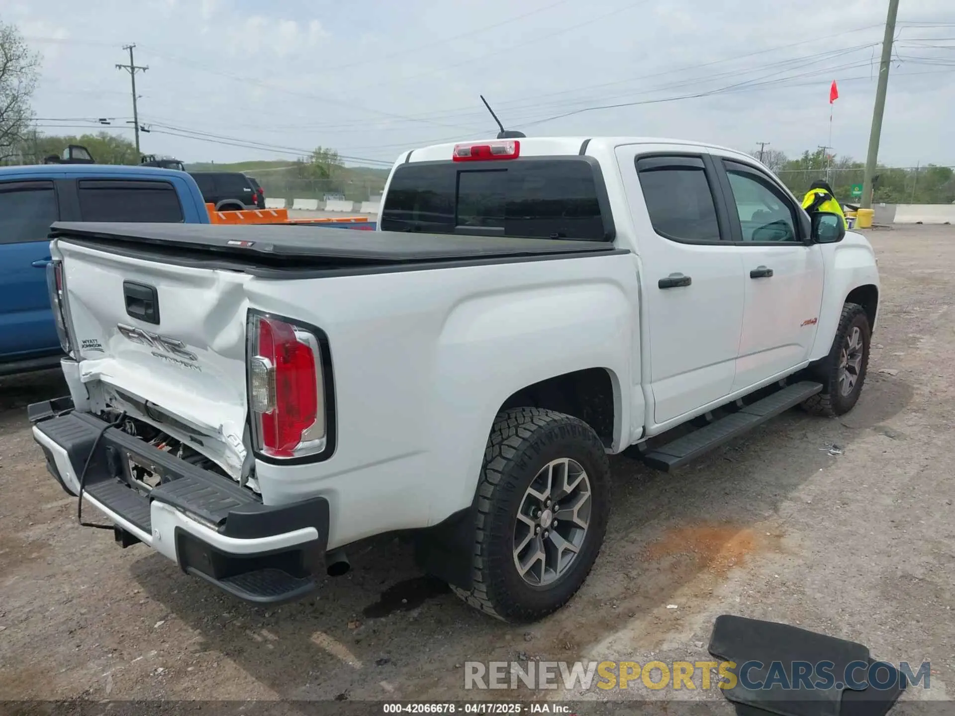 4 Photograph of a damaged car 1GTG6FEN9N1330466 GMC CANYON 2022