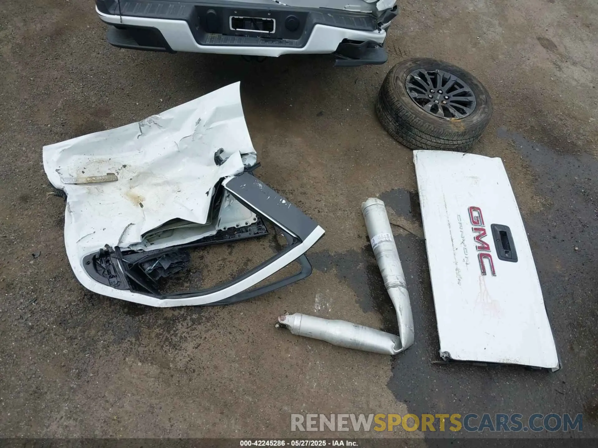 11 Photograph of a damaged car 1GTH5CEA2N1321630 GMC CANYON 2022