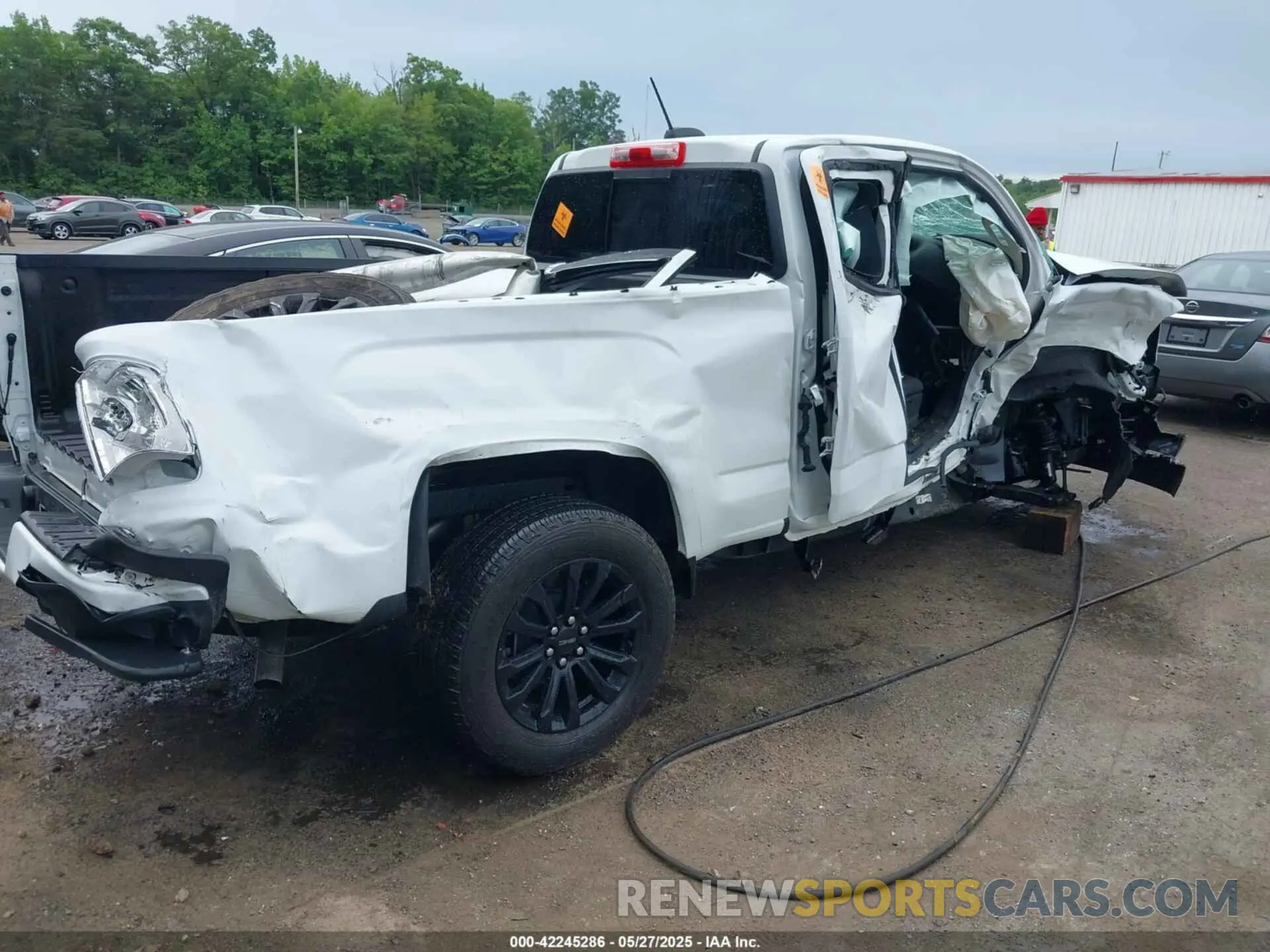 4 Photograph of a damaged car 1GTH5CEA2N1321630 GMC CANYON 2022