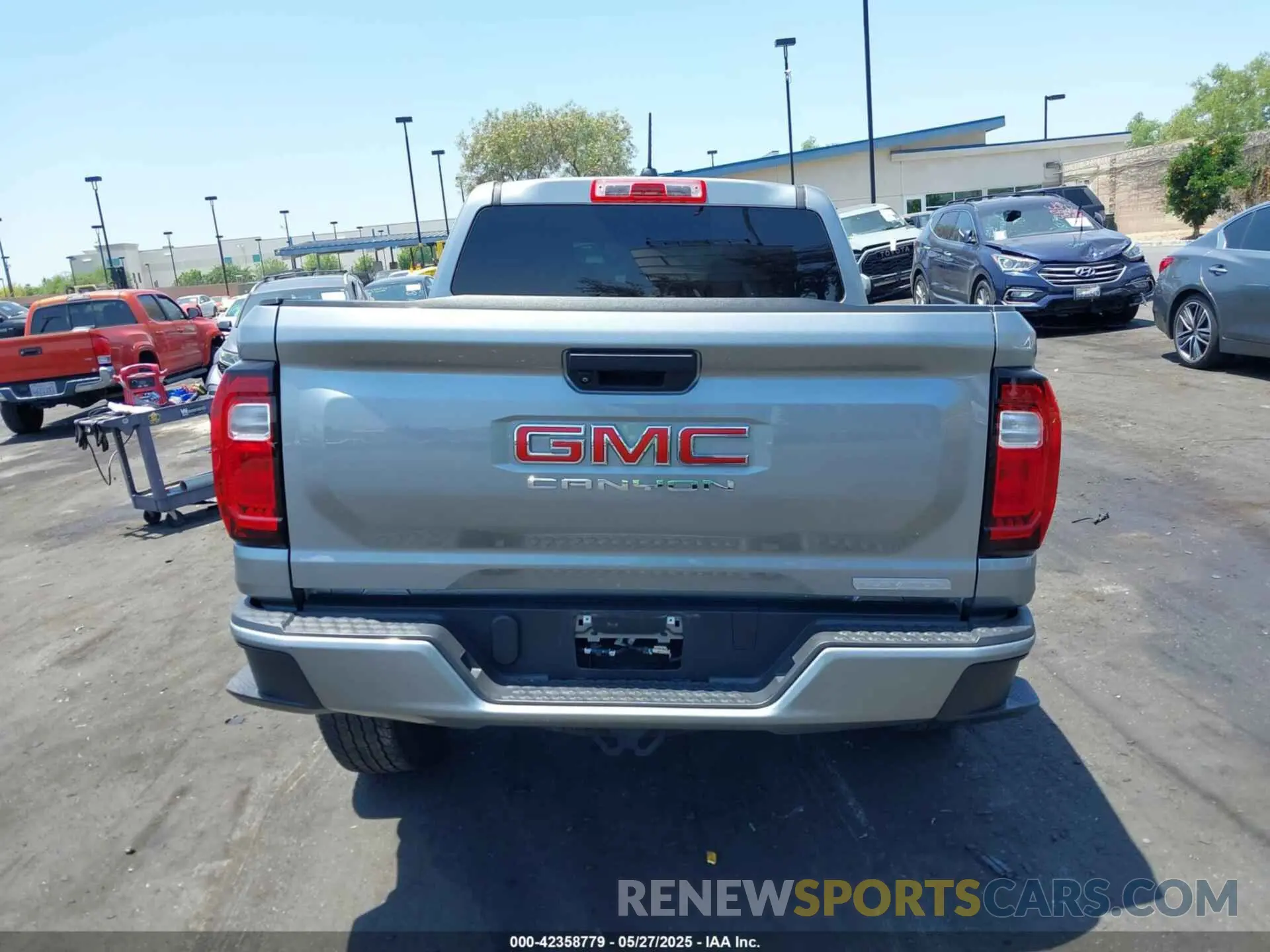 17 Photograph of a damaged car 1GTP5BEK0P1128555 GMC CANYON 2023