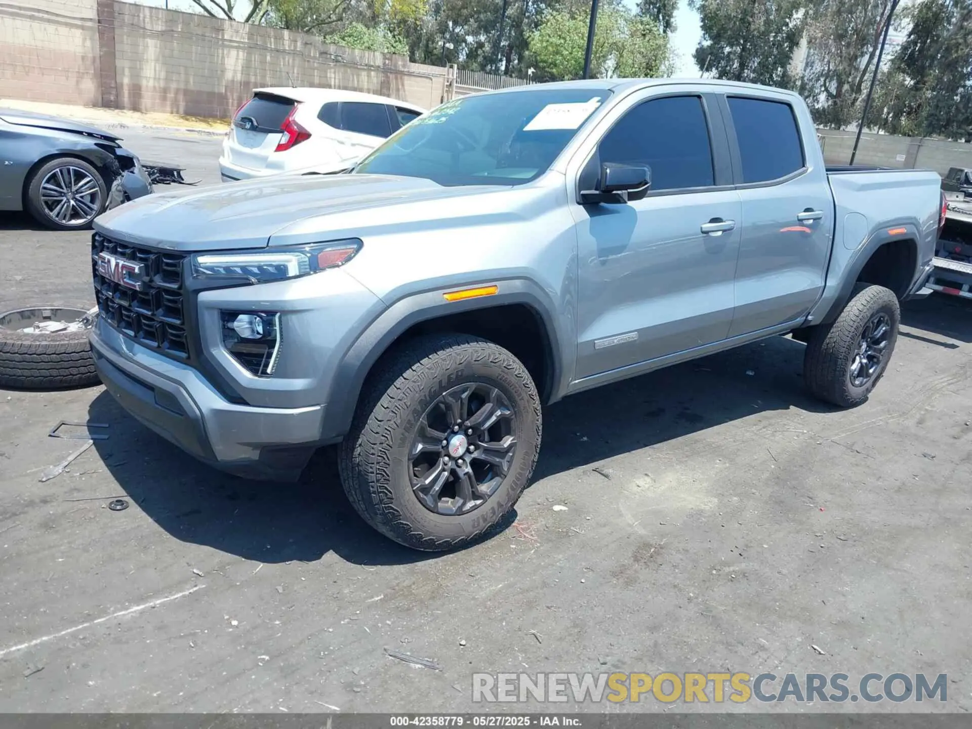 2 Photograph of a damaged car 1GTP5BEK0P1128555 GMC CANYON 2023