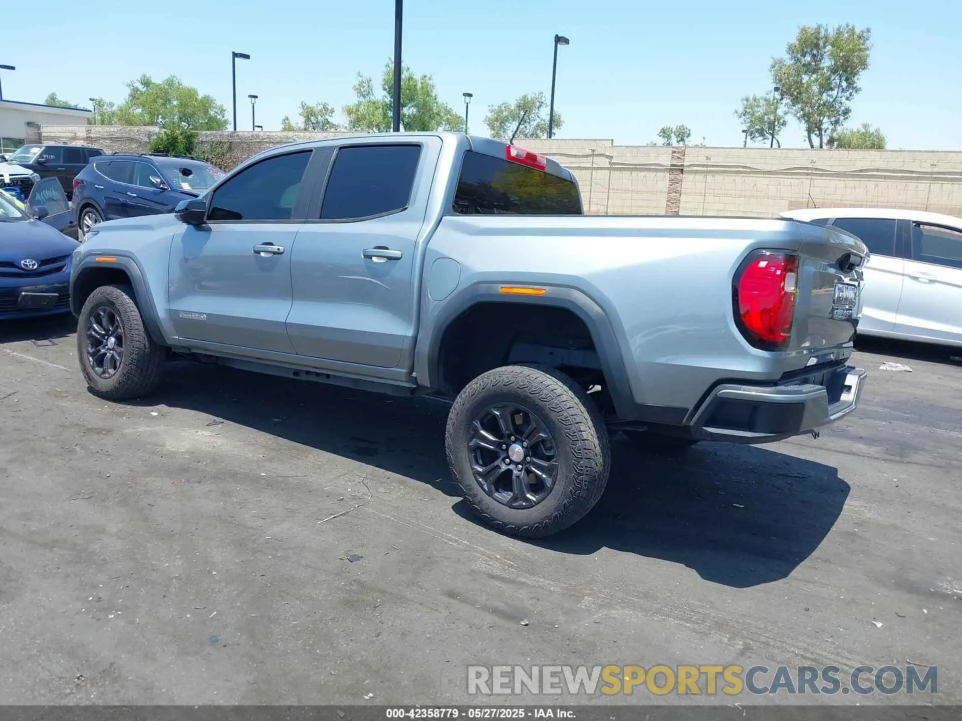 3 Photograph of a damaged car 1GTP5BEK0P1128555 GMC CANYON 2023