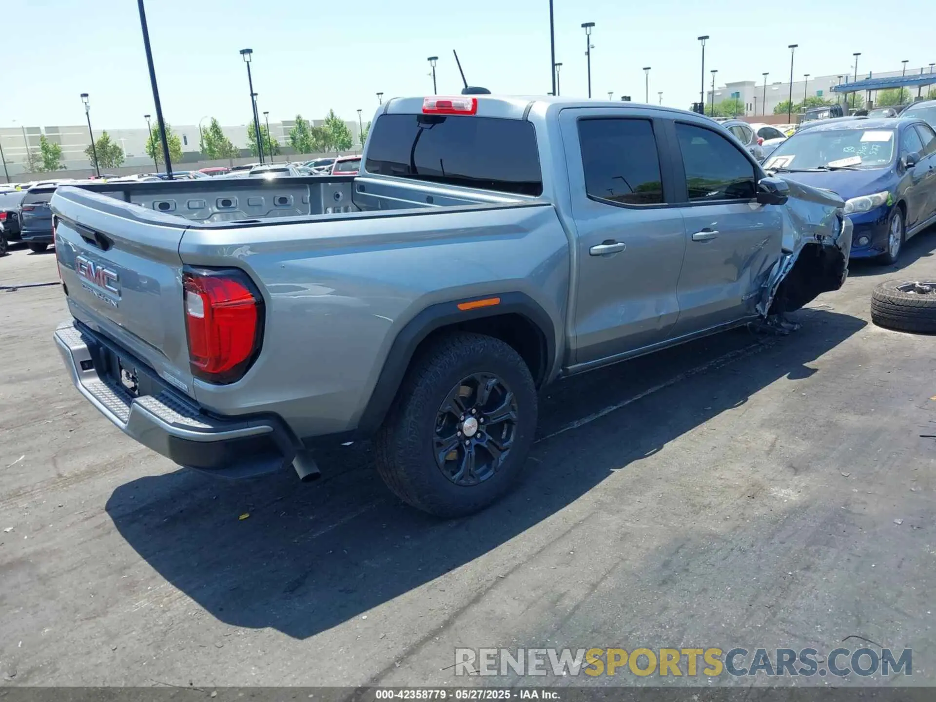 4 Photograph of a damaged car 1GTP5BEK0P1128555 GMC CANYON 2023