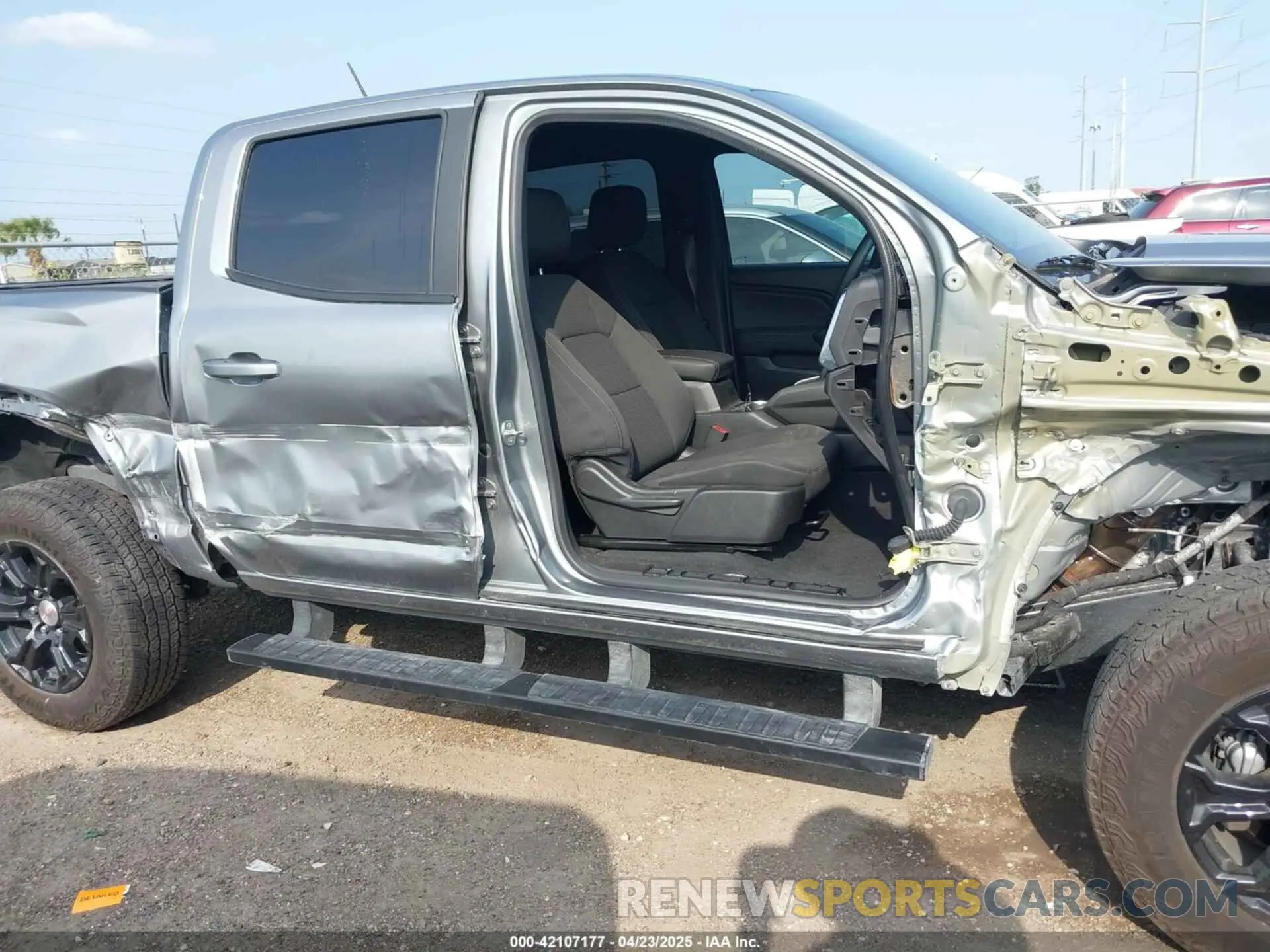 14 Photograph of a damaged car 1GTP5BEK0R1221885 GMC CANYON 2024