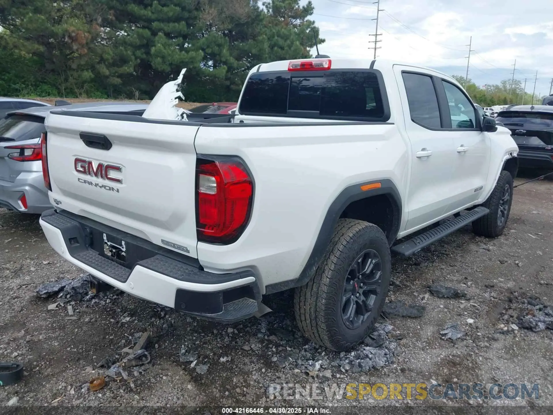 4 Photograph of a damaged car 1GTP5BEK1R1275860 GMC CANYON 2024