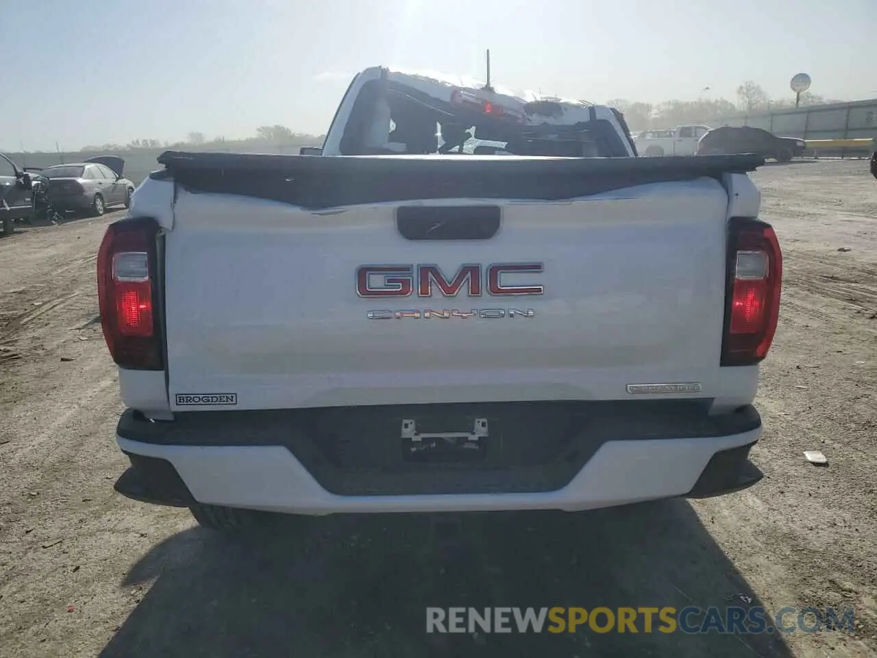 6 Photograph of a damaged car 1GTP5BEK2R1132318 GMC CANYON 2024