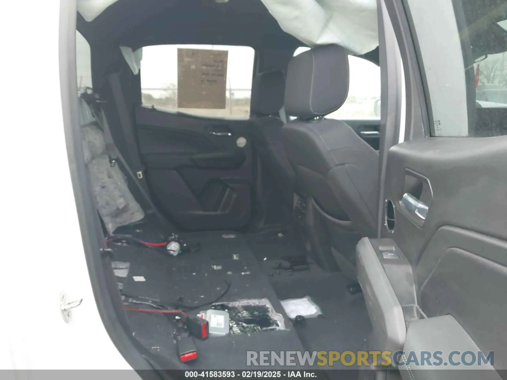 8 Photograph of a damaged car 1GTP5BEK9R1116651 GMC CANYON 2024