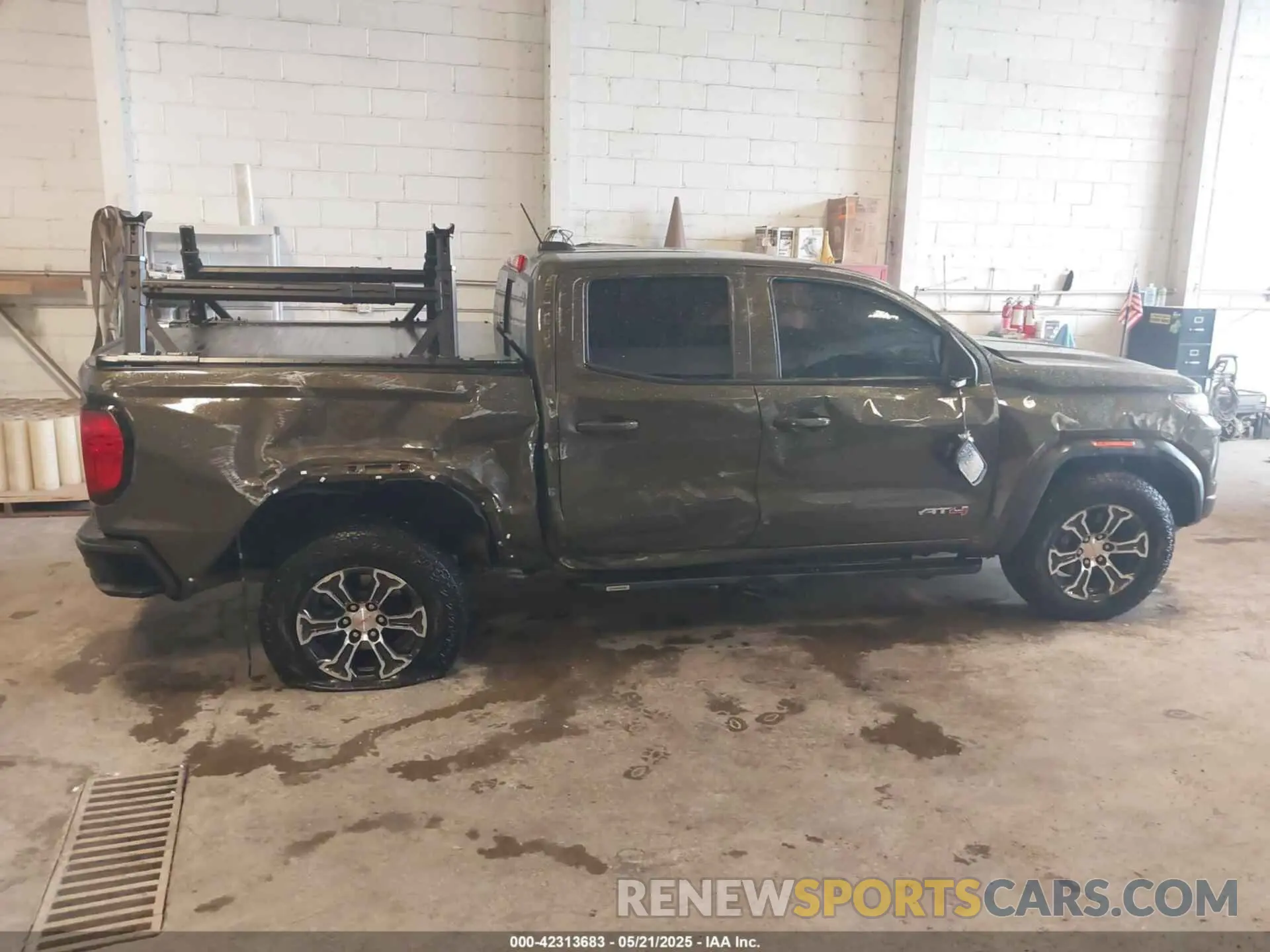 14 Photograph of a damaged car 1GTP6DEK7R1134722 GMC CANYON 2024