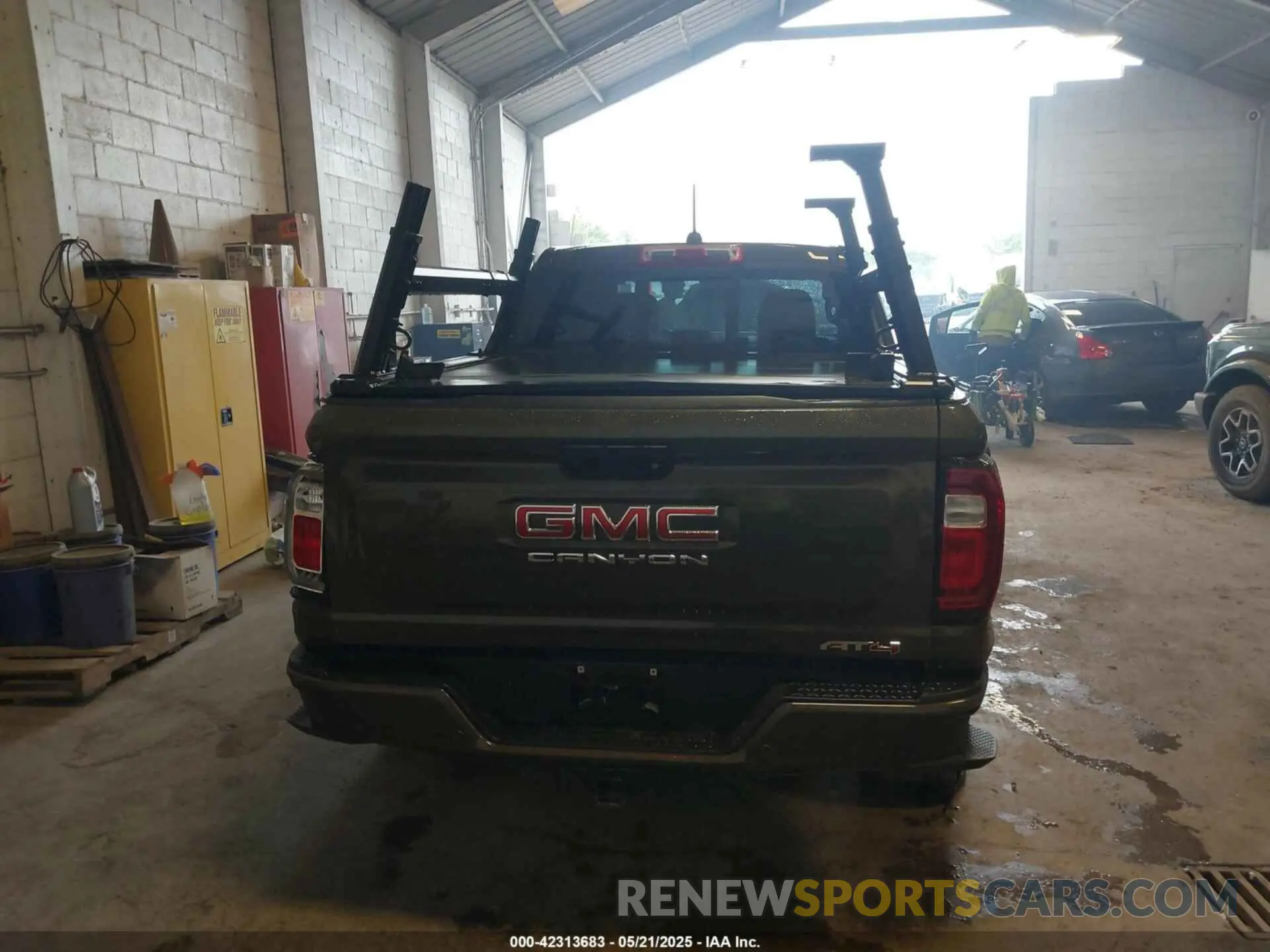 17 Photograph of a damaged car 1GTP6DEK7R1134722 GMC CANYON 2024