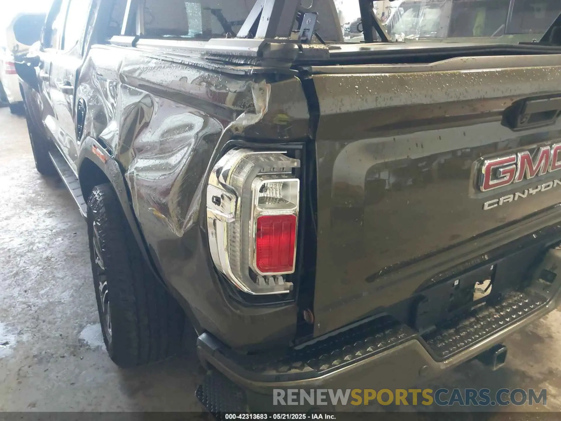 19 Photograph of a damaged car 1GTP6DEK7R1134722 GMC CANYON 2024