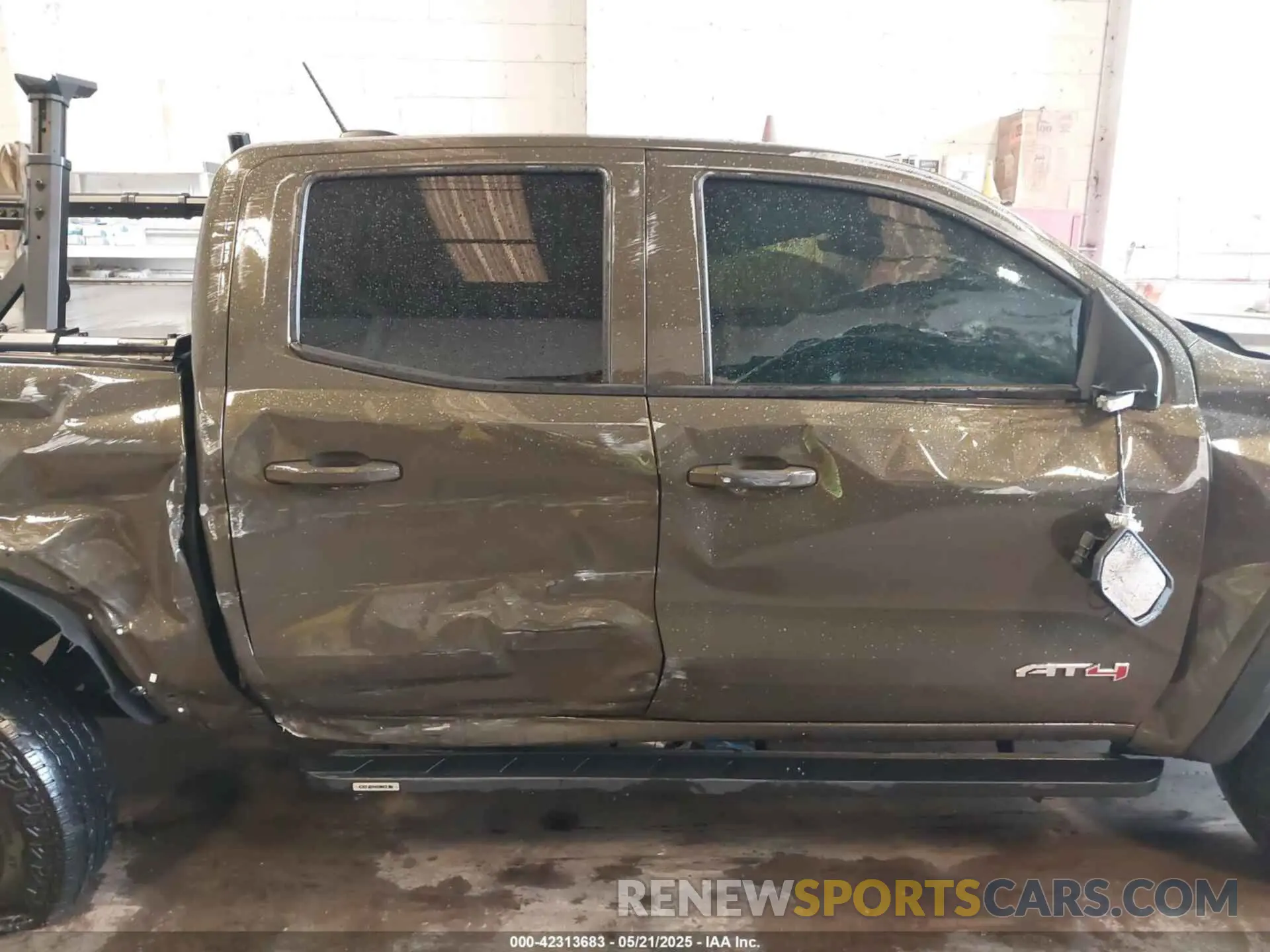 21 Photograph of a damaged car 1GTP6DEK7R1134722 GMC CANYON 2024