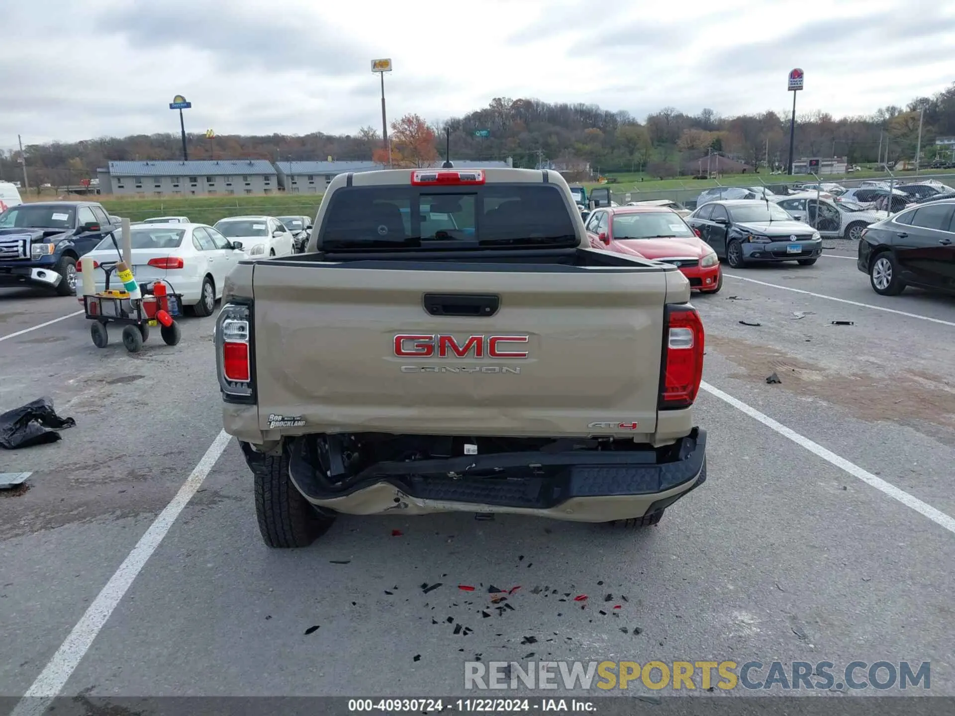 17 Photograph of a damaged car 1GTP6DEK8R1179023 GMC CANYON 2024