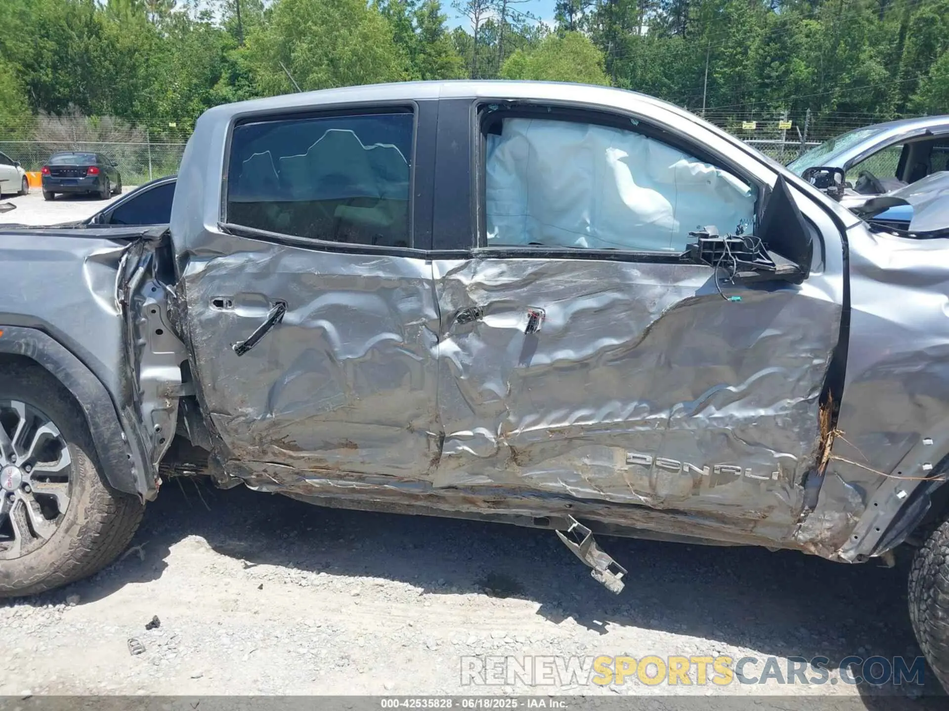 18 Photograph of a damaged car 1GTP6FEK7R1213206 GMC CANYON 2024
