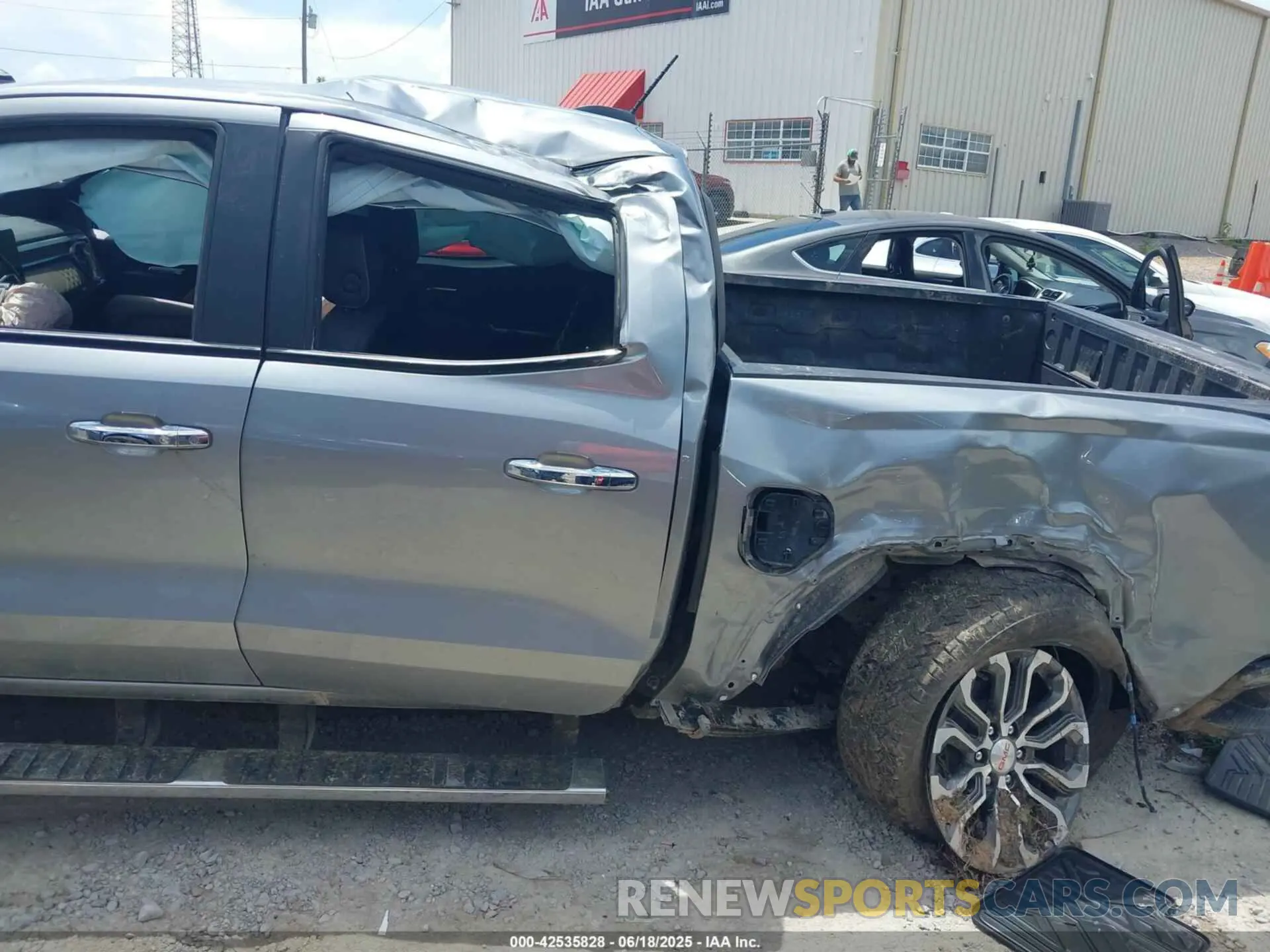 19 Photograph of a damaged car 1GTP6FEK7R1213206 GMC CANYON 2024