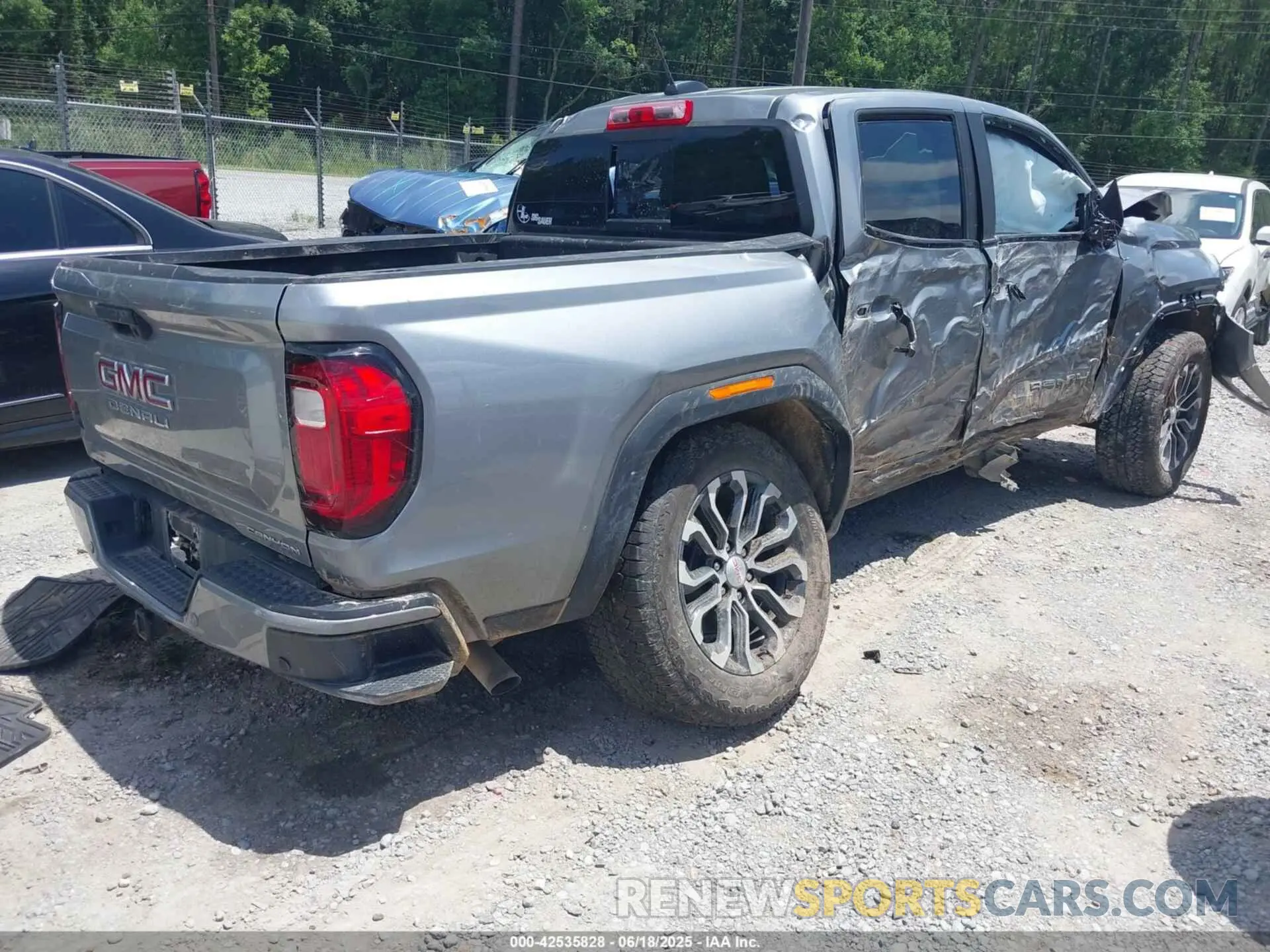 4 Photograph of a damaged car 1GTP6FEK7R1213206 GMC CANYON 2024