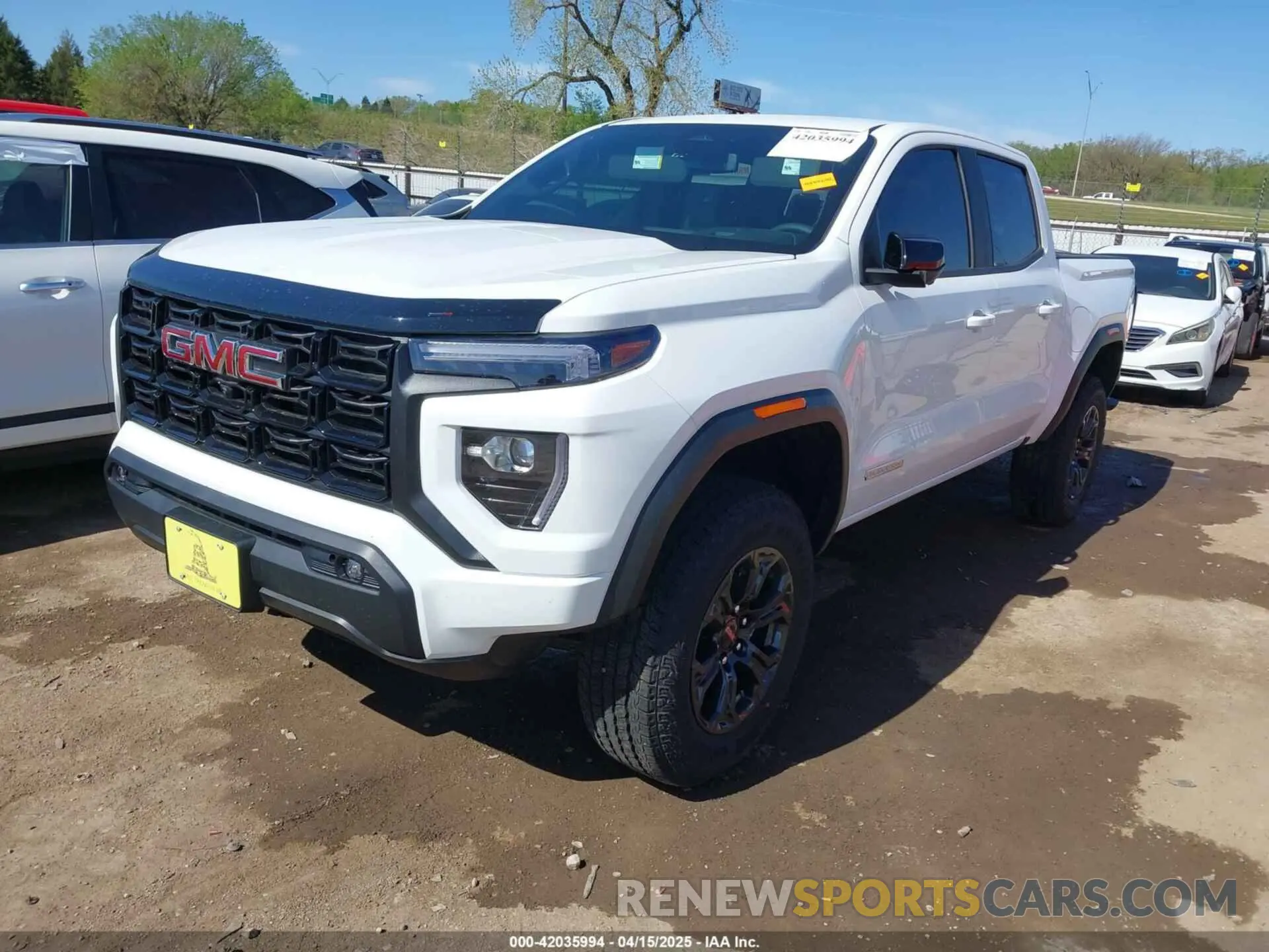 2 Photograph of a damaged car 1GTP2BEK1S1124919 GMC CANYON 2025