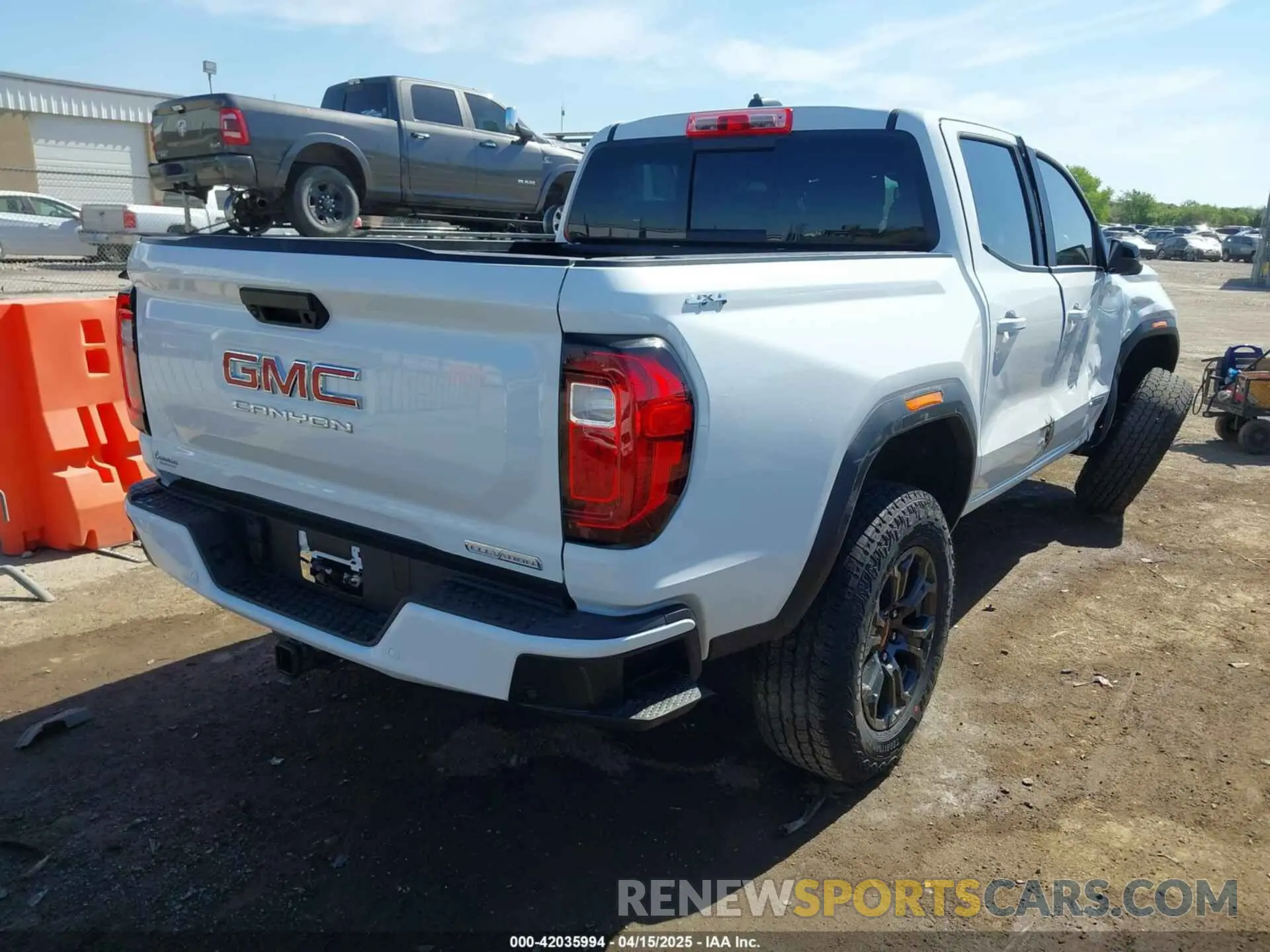 4 Photograph of a damaged car 1GTP2BEK1S1124919 GMC CANYON 2025