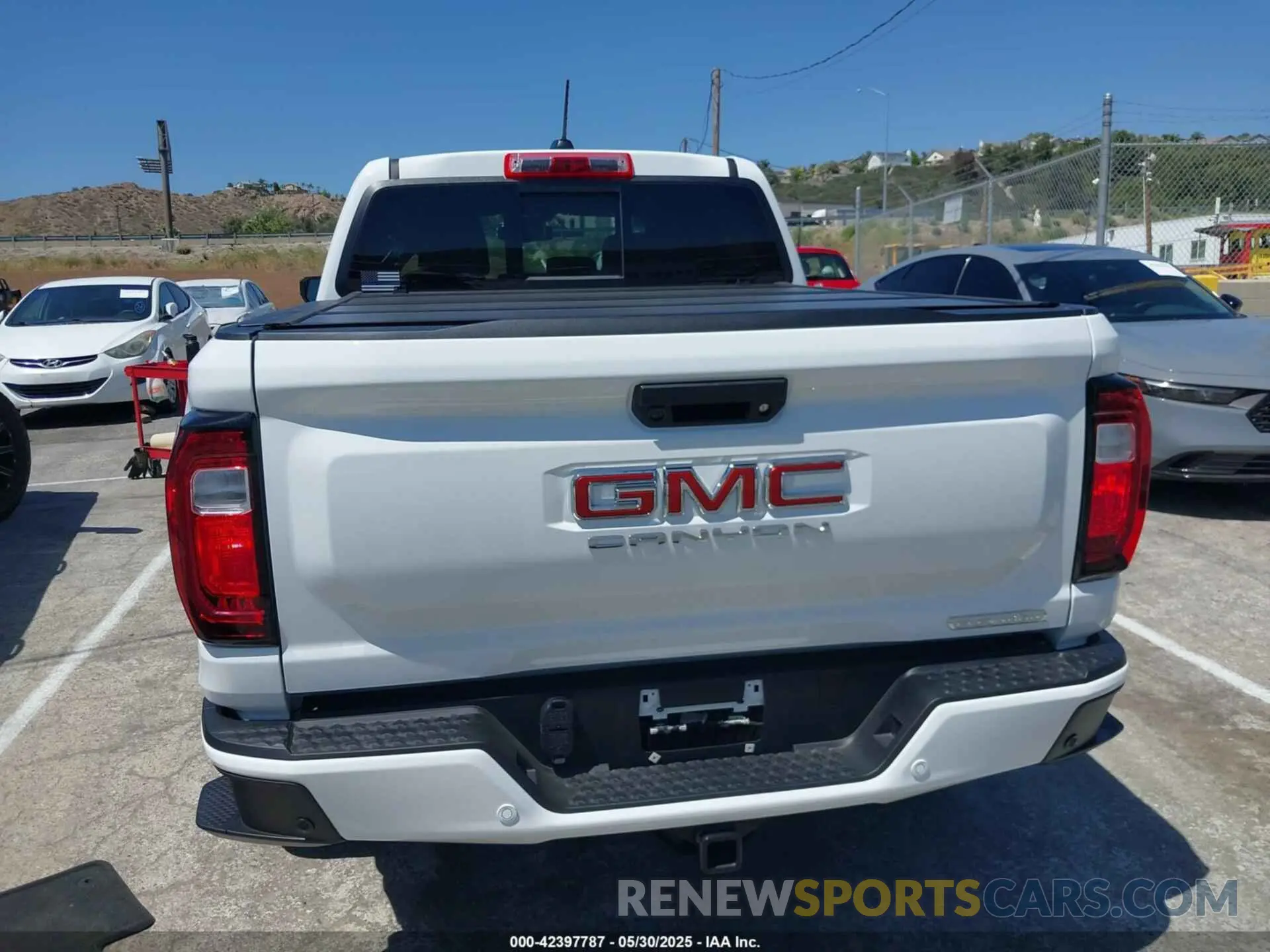 16 Photograph of a damaged car 1GTP2BEK5S1137012 GMC CANYON 2025