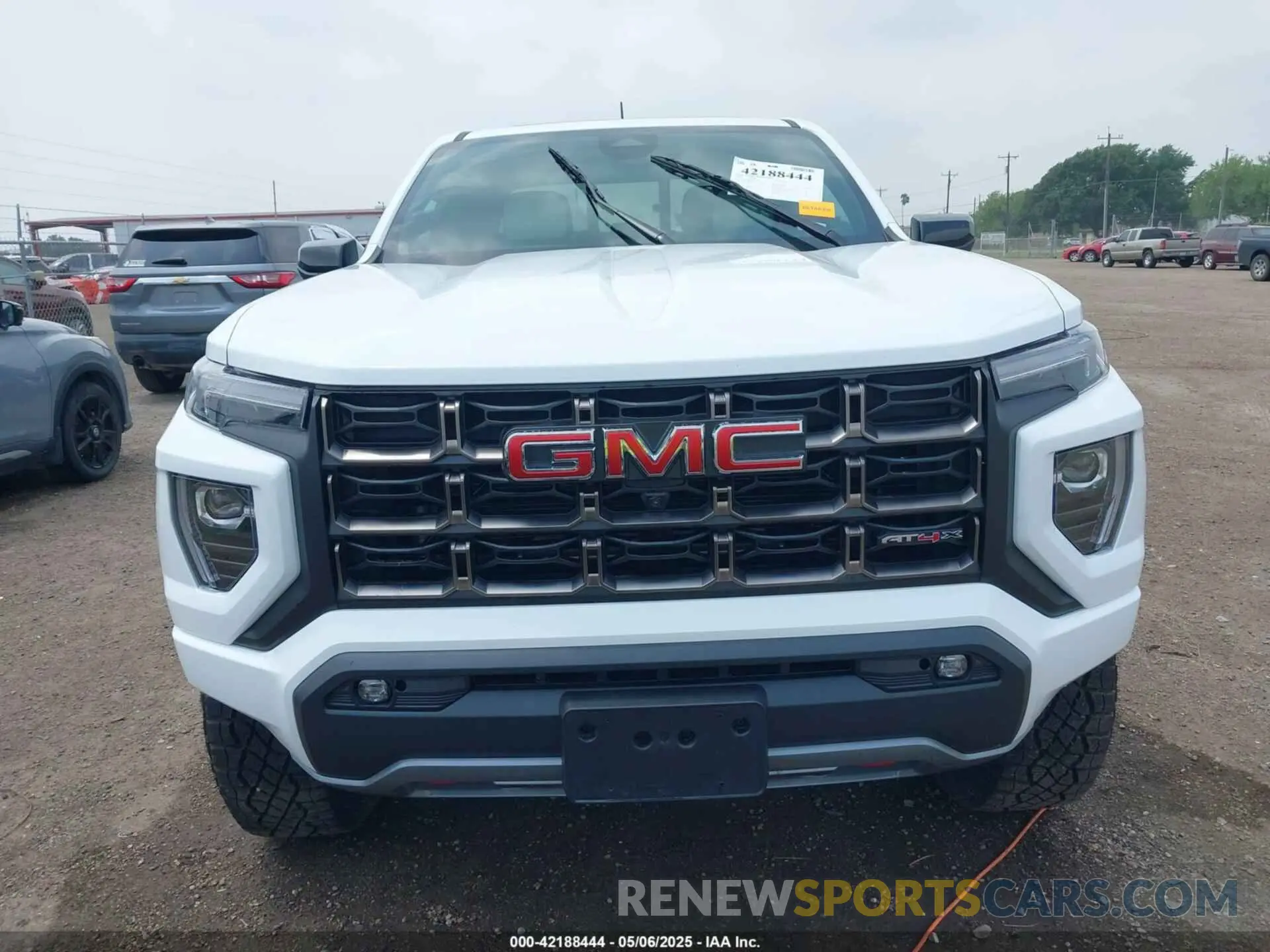 11 Photograph of a damaged car 1GTP2DEK8S1145097 GMC CANYON 2025