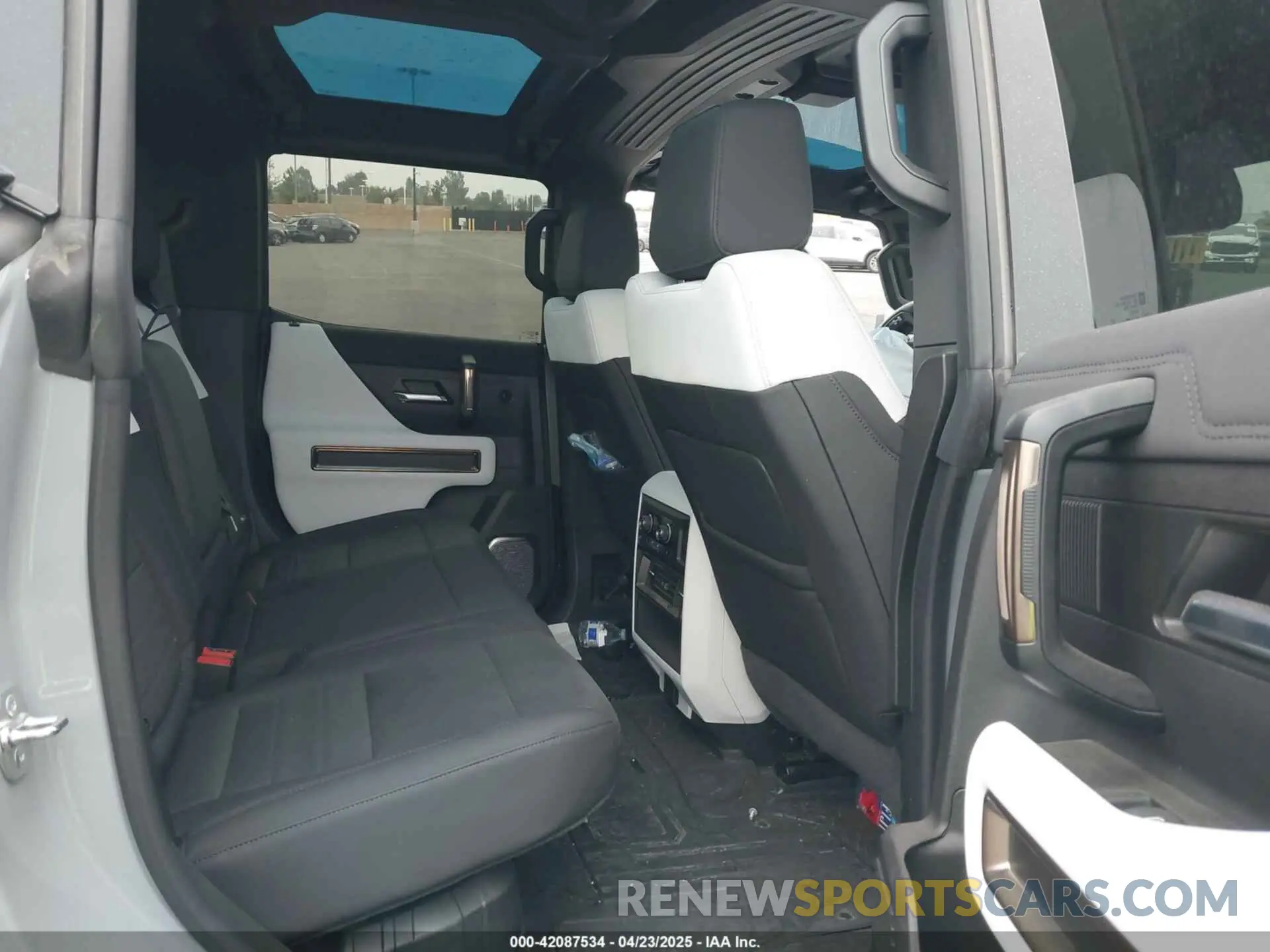 8 Photograph of a damaged car 1GT10BDD7RU113205 GMC HUMMER EV PICKUP 2024