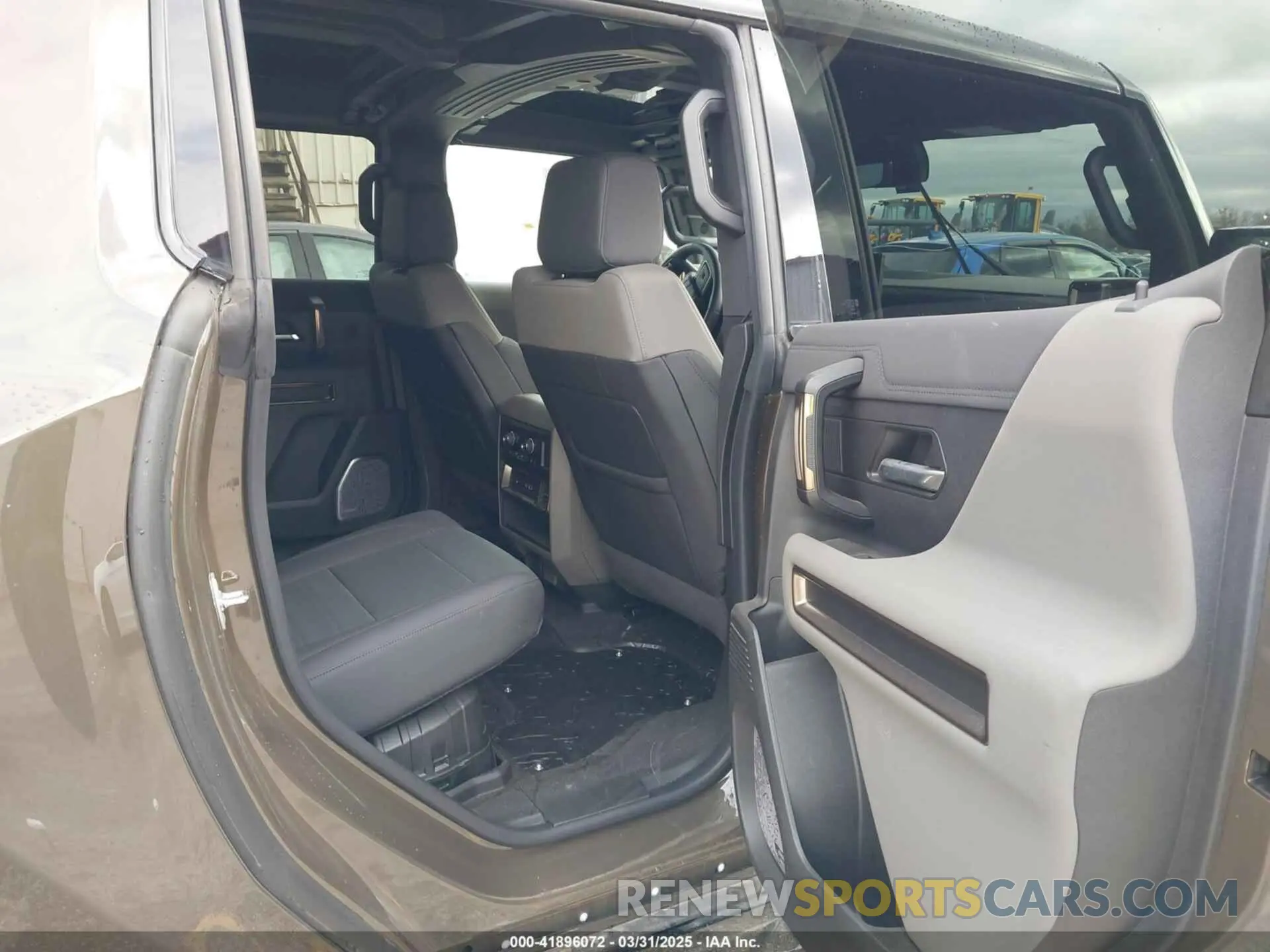 8 Photograph of a damaged car 1GT10DDB2RU113168 GMC HUMMER EV PICKUP 2024