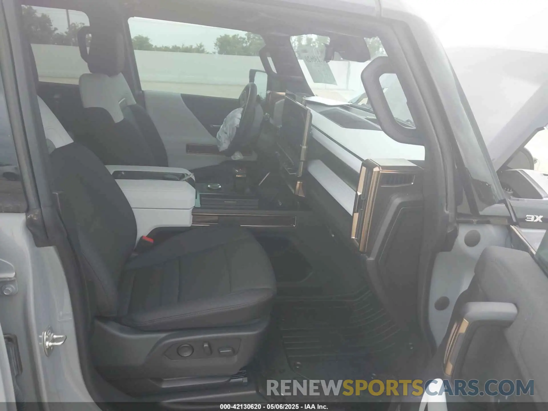 5 Photograph of a damaged car 1GKB0RDC3SU102040 GMC HUMMER EV SUV 2025