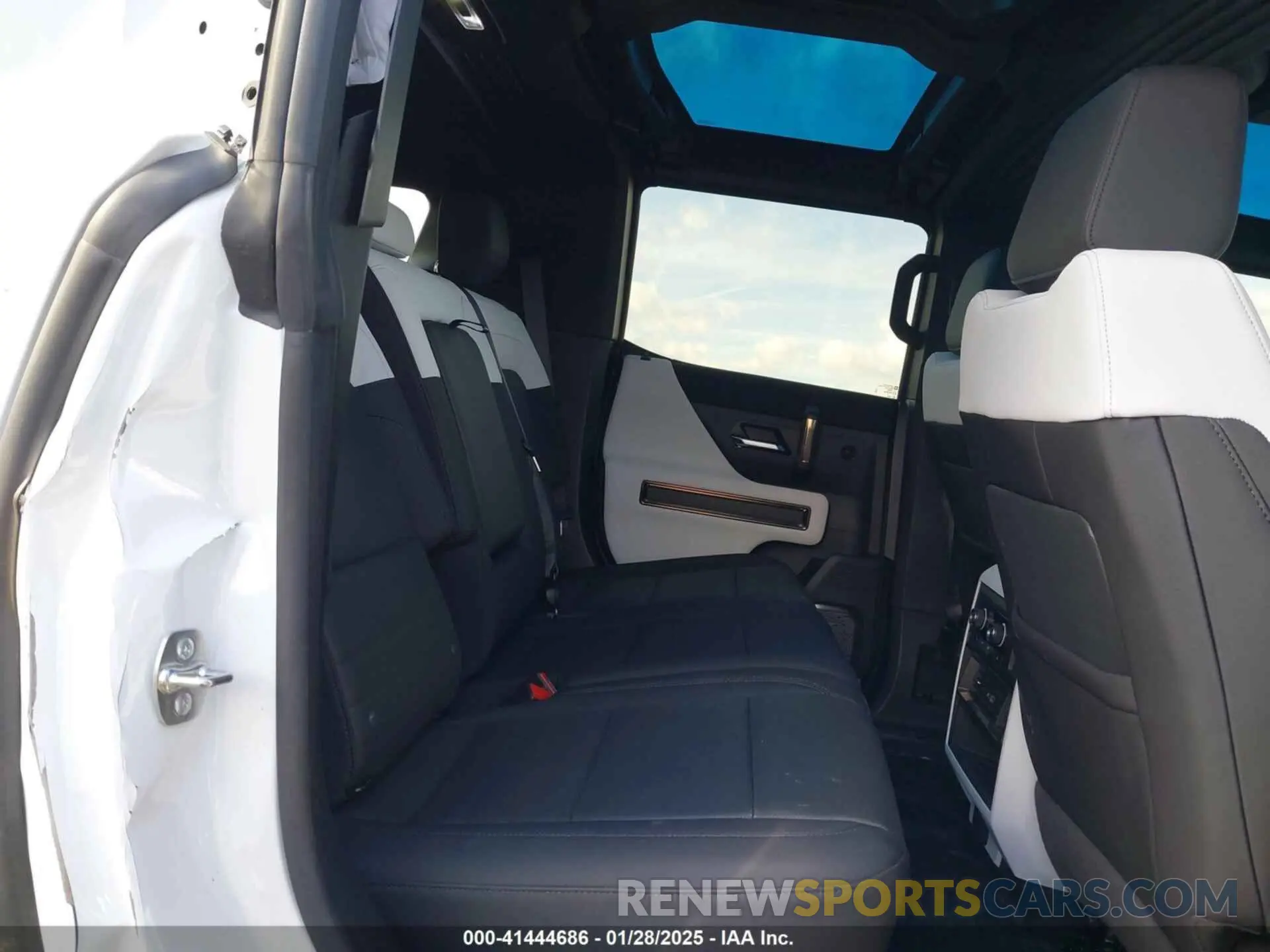 8 Photograph of a damaged car 1GKB0RDC4SU101284 GMC HUMMER EV SUV 2025