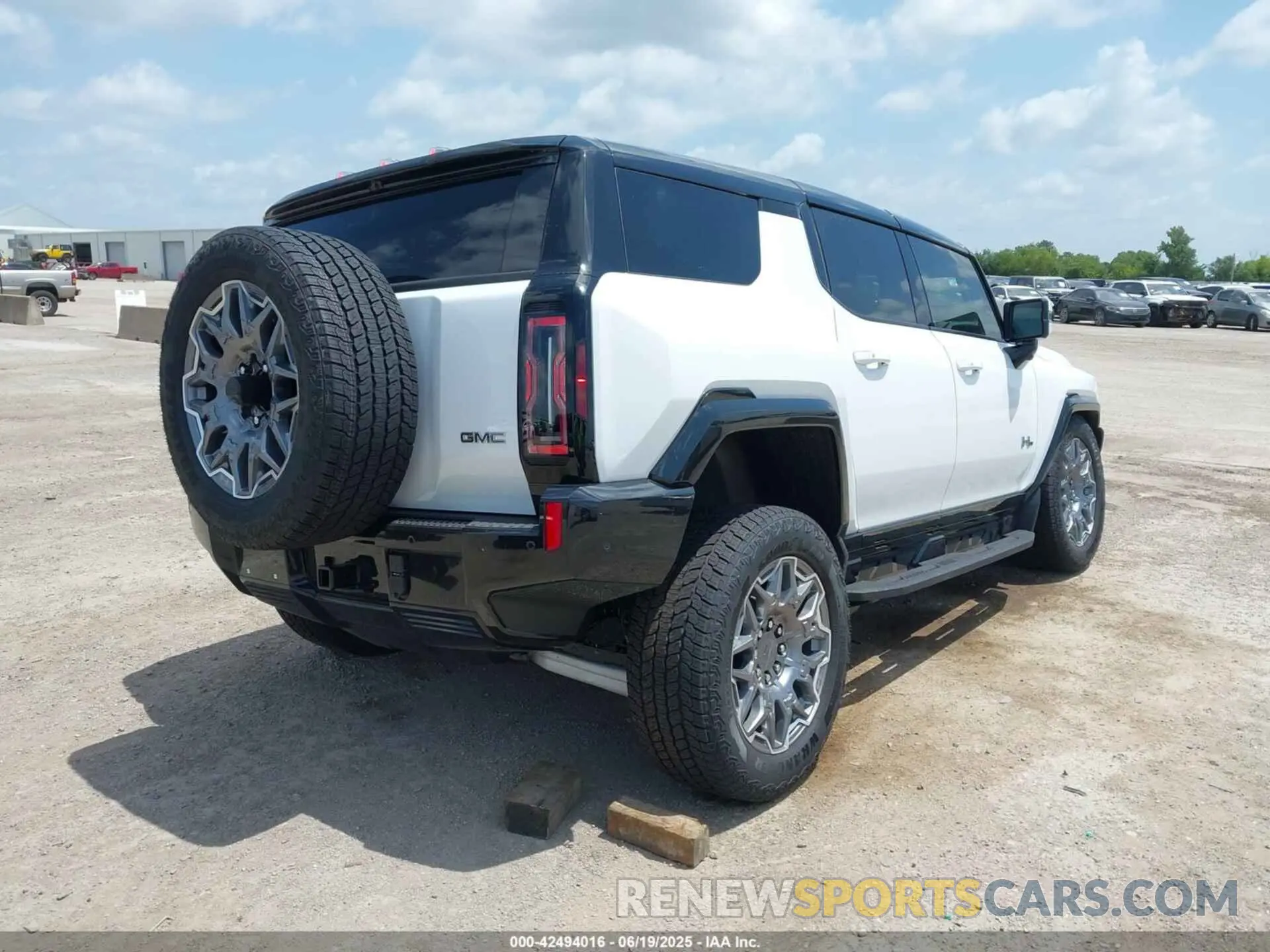 4 Photograph of a damaged car 1GKT0RDC0SU115946 GMC HUMMER EV SUV 2025