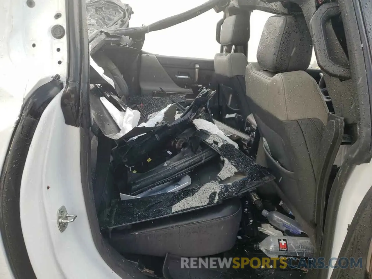 12 Photograph of a damaged car 1GKB0NDE5RU104280 GMC HUMMER SUV 2024