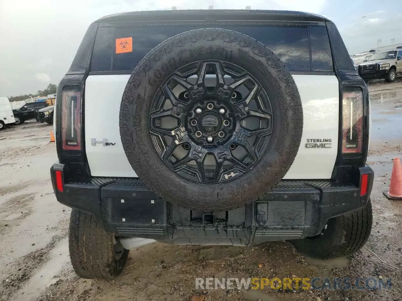6 Photograph of a damaged car 1GKB0NDE5RU104280 GMC HUMMER SUV 2024