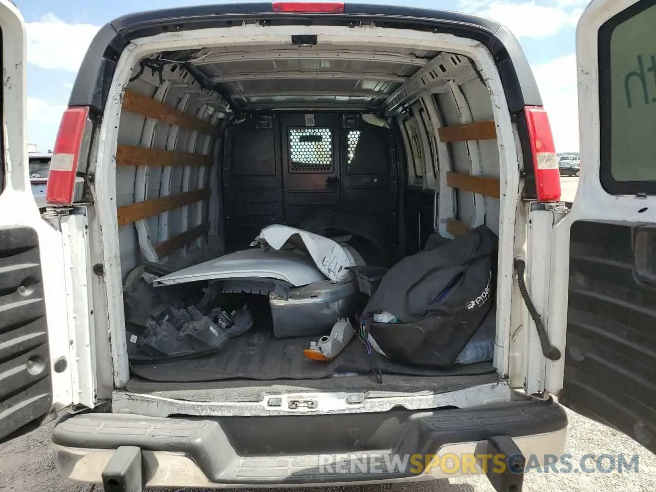 10 Photograph of a damaged car 1GTW7AFGXK1216533 GMC SAVANA 2019