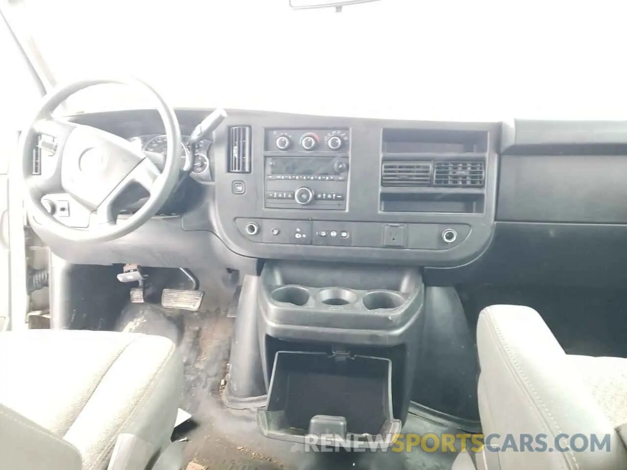 8 Photograph of a damaged car 1GTW7BFP0K1340395 GMC SAVANA 2019