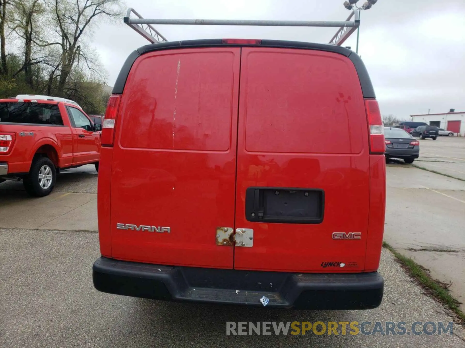 32 Photograph of a damaged car 1GTZ7GFP4K1336490 GMC SAVANA 2019